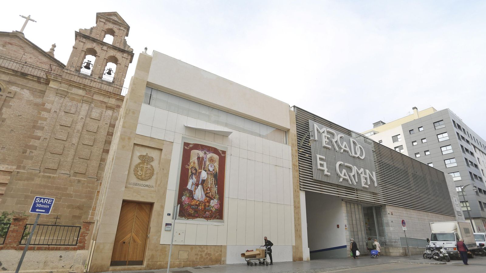 El nuevo mercado y la vieja iglesia: signos de la evolución del barrio.