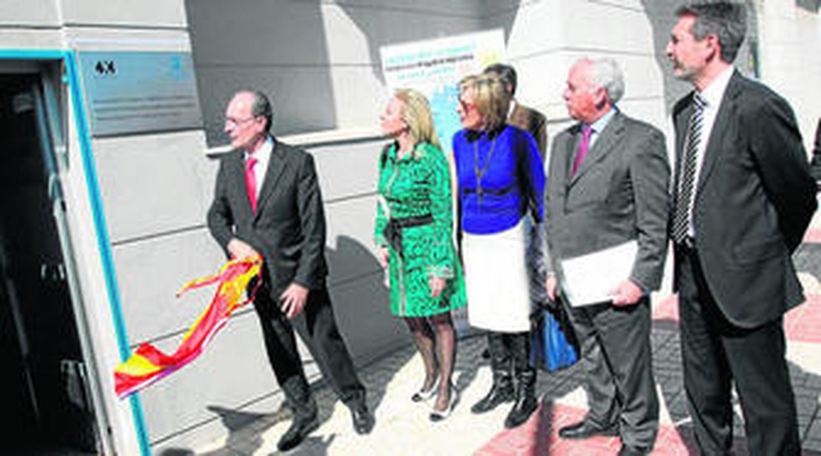 Francisco de la Torre inaugura ayer la incubadora empresarial de Teatinos junto a otros cargos institucionales.