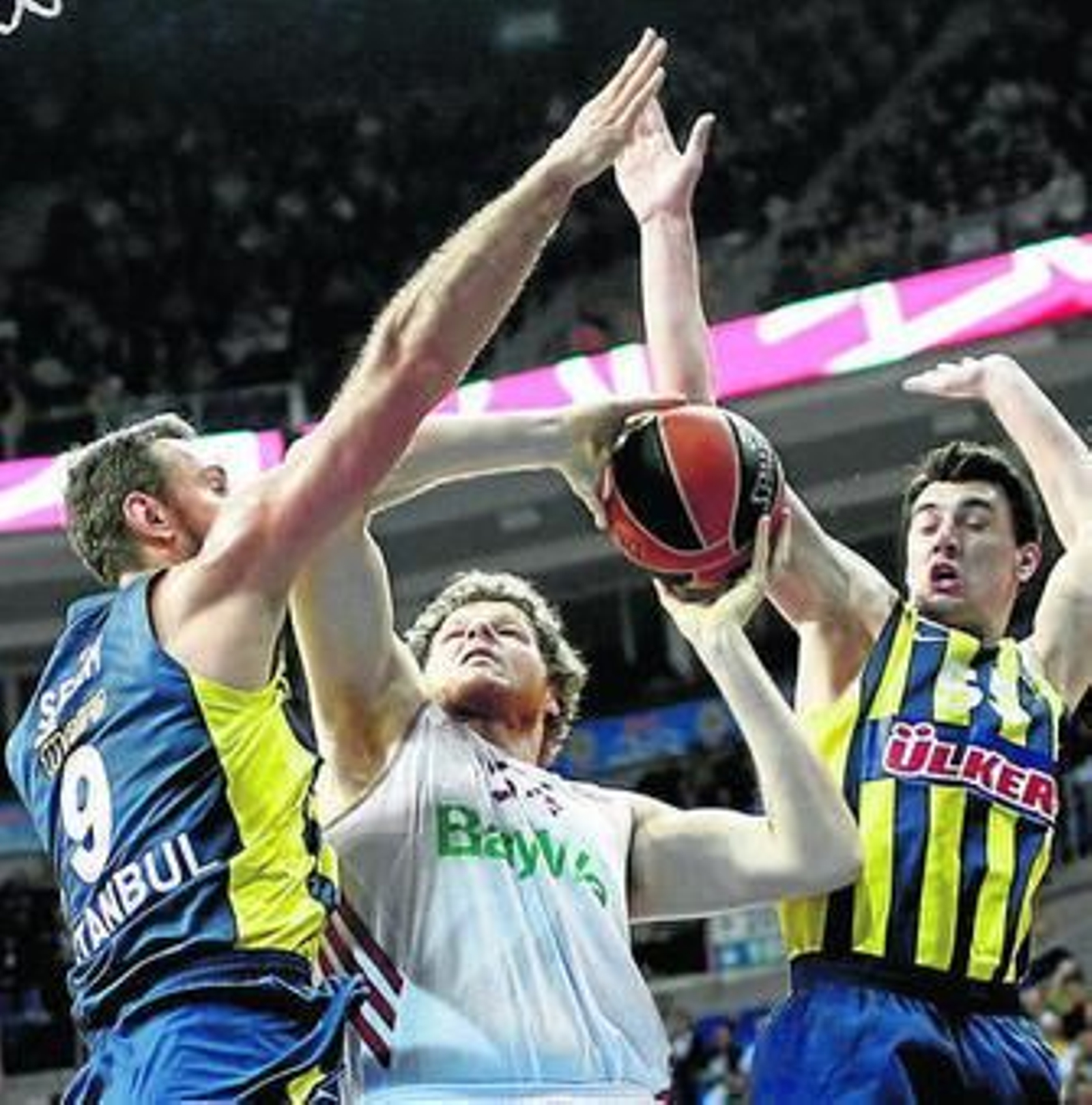 Bryant intenta una canasta ante el Fenerbahce.