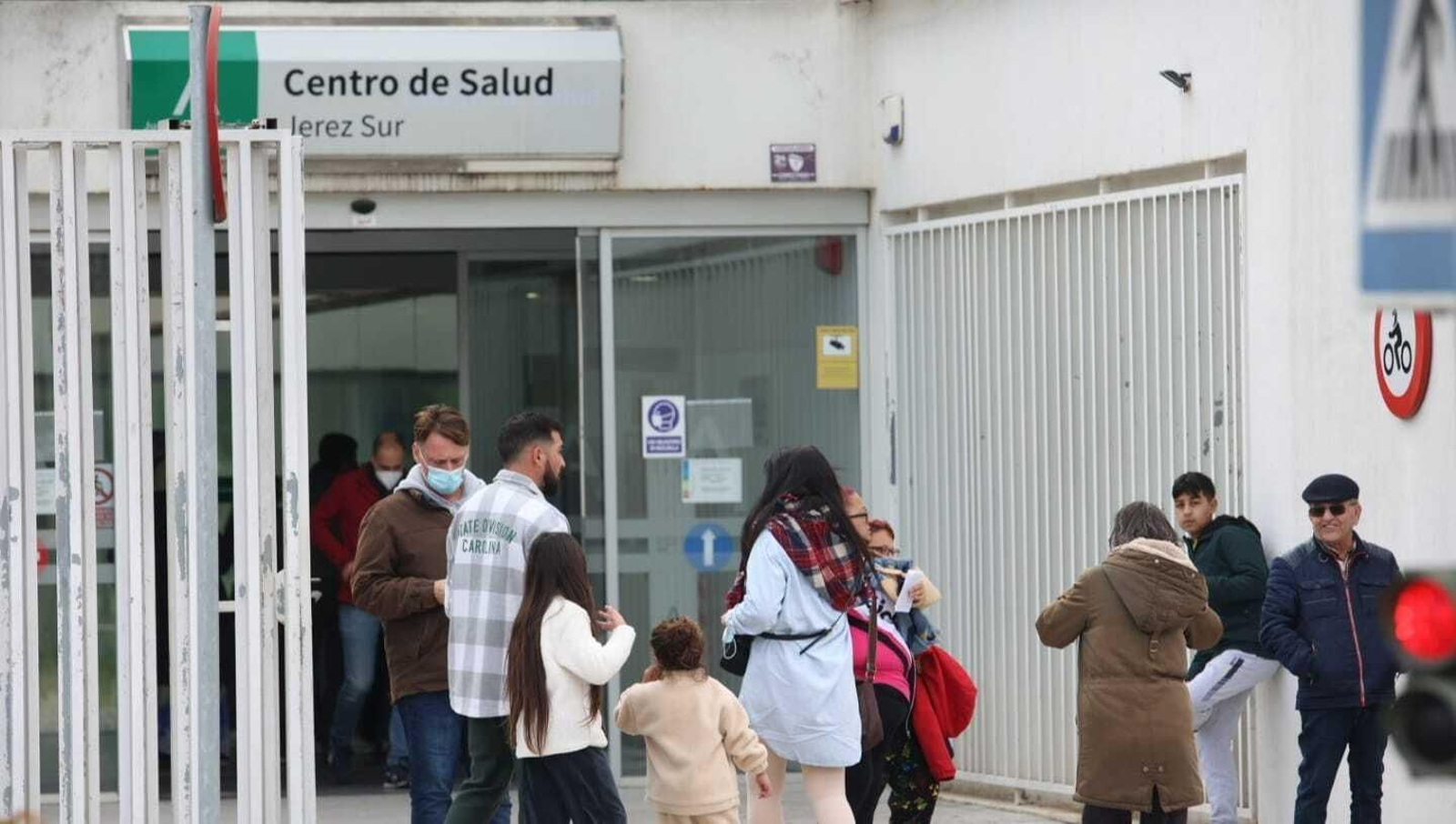 Usuarios en la entrada del centro de salud Jerez Sur, en una imagen reciente. Usuarios en la entrada del centro de salud Jerez Sur, en una imagen reciente.