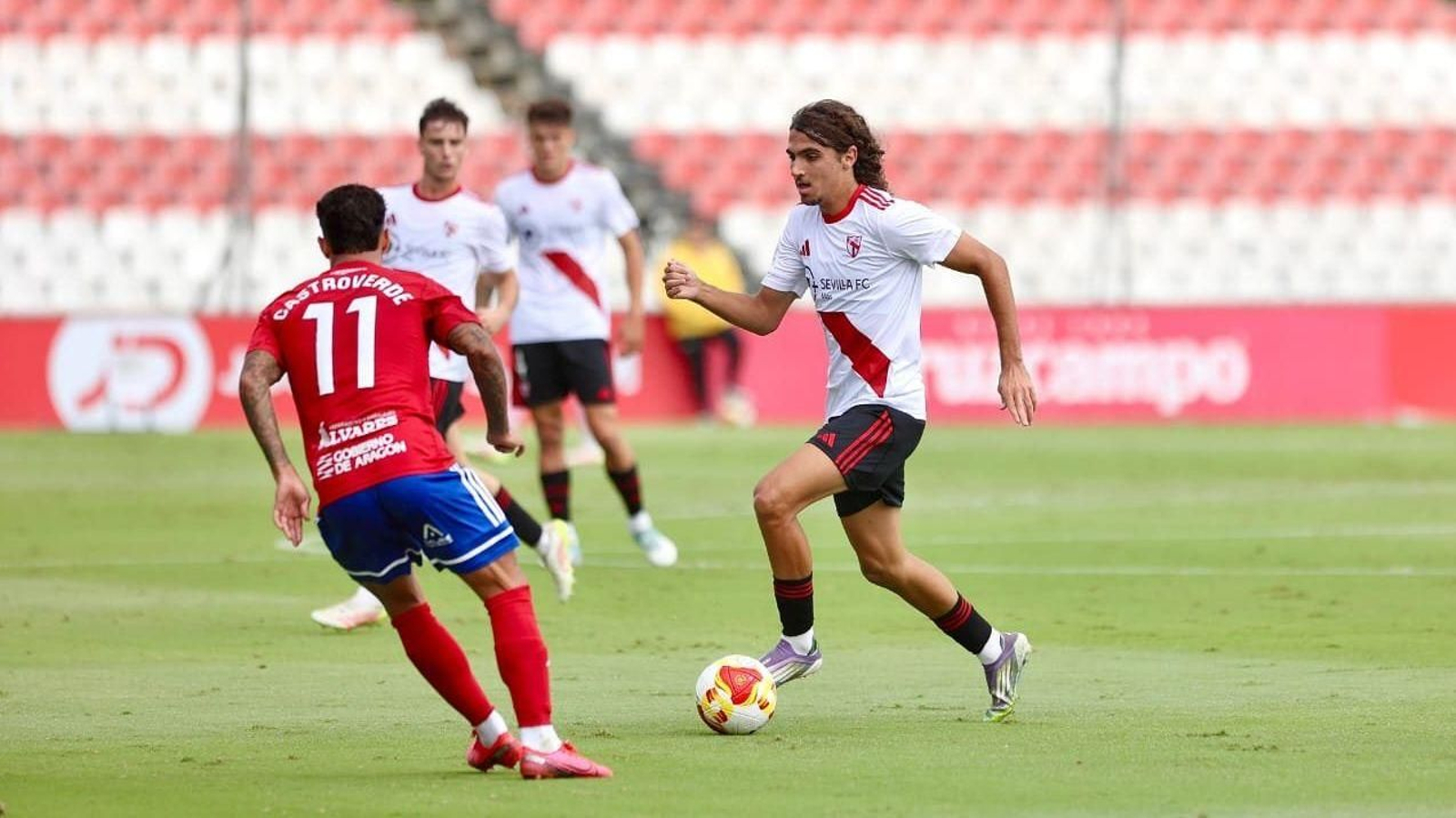 Nico Guillén avanza con la pelota en un partido del Sevilla Atlético..