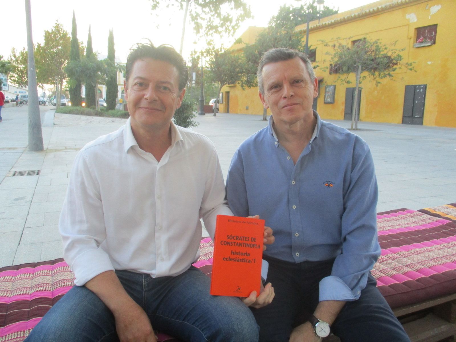 Los profesores Ortolá Salas (izquierda) y García Romero, coordinadores de la traducción.