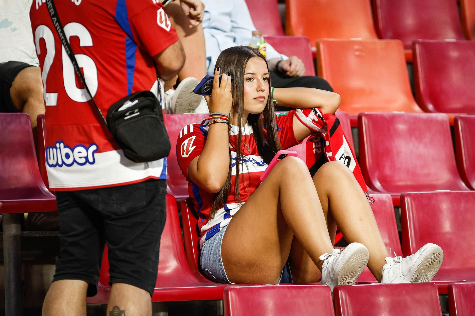 Encuéntrate en la grada de Los Cármenes y en el recibimiento al Granada CF