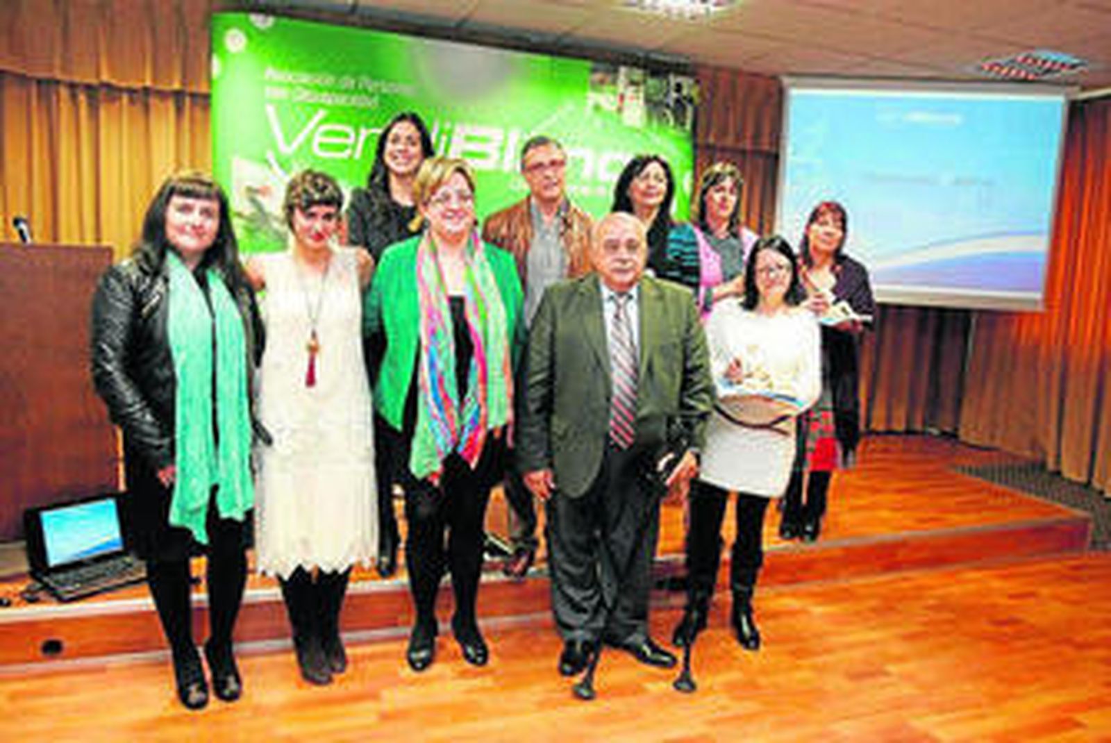 Las mujeres distinguidas junto a las autoridades y la invitada Lary León.