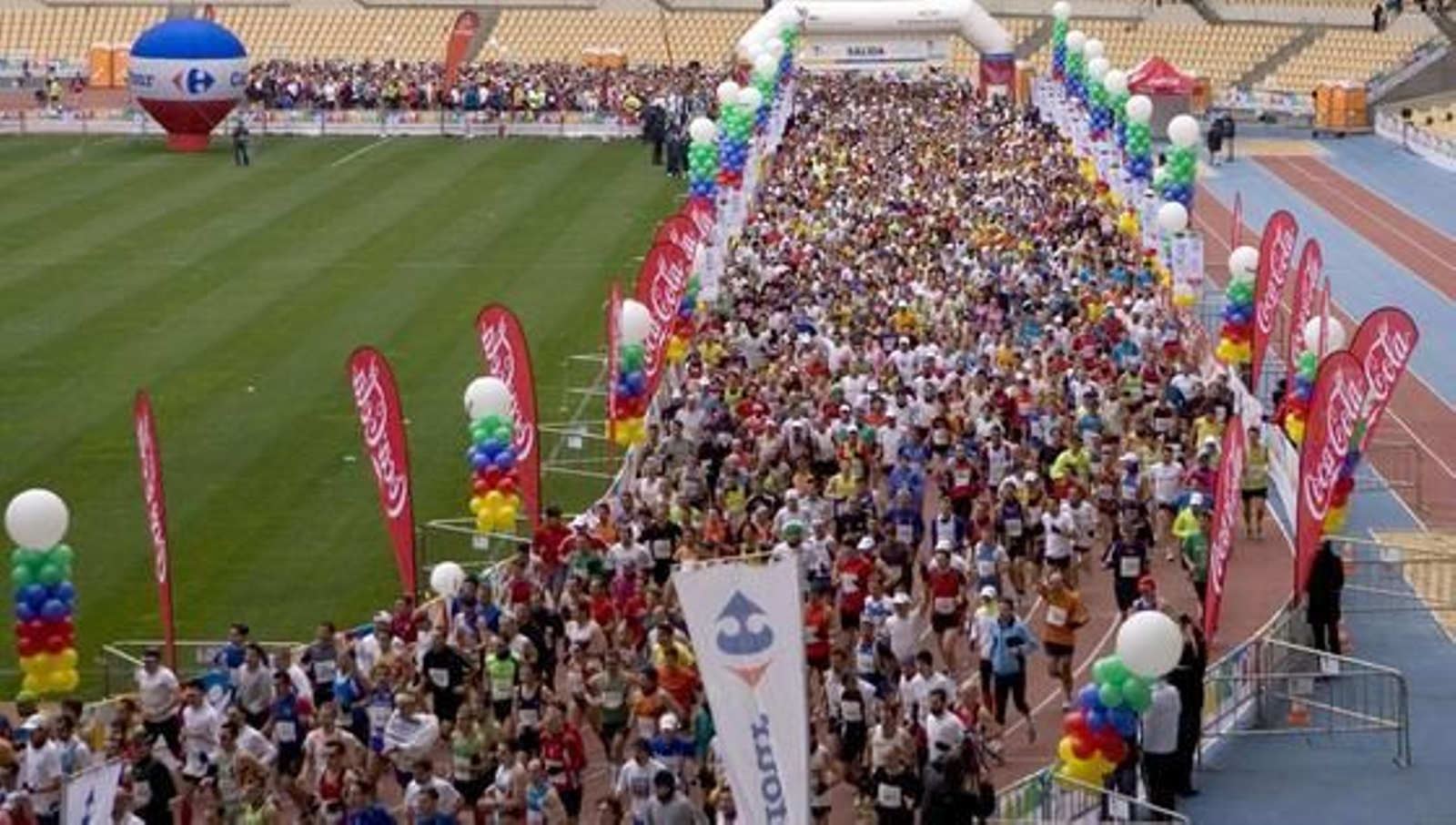4.161 corredores han participado en el XXVI Maratón Ciudad de Sevilla 2010 Gran Premio de Andalucía, que ha acabado ganando el keniano Phillip Biwot. / Juan Carlos Vázquez