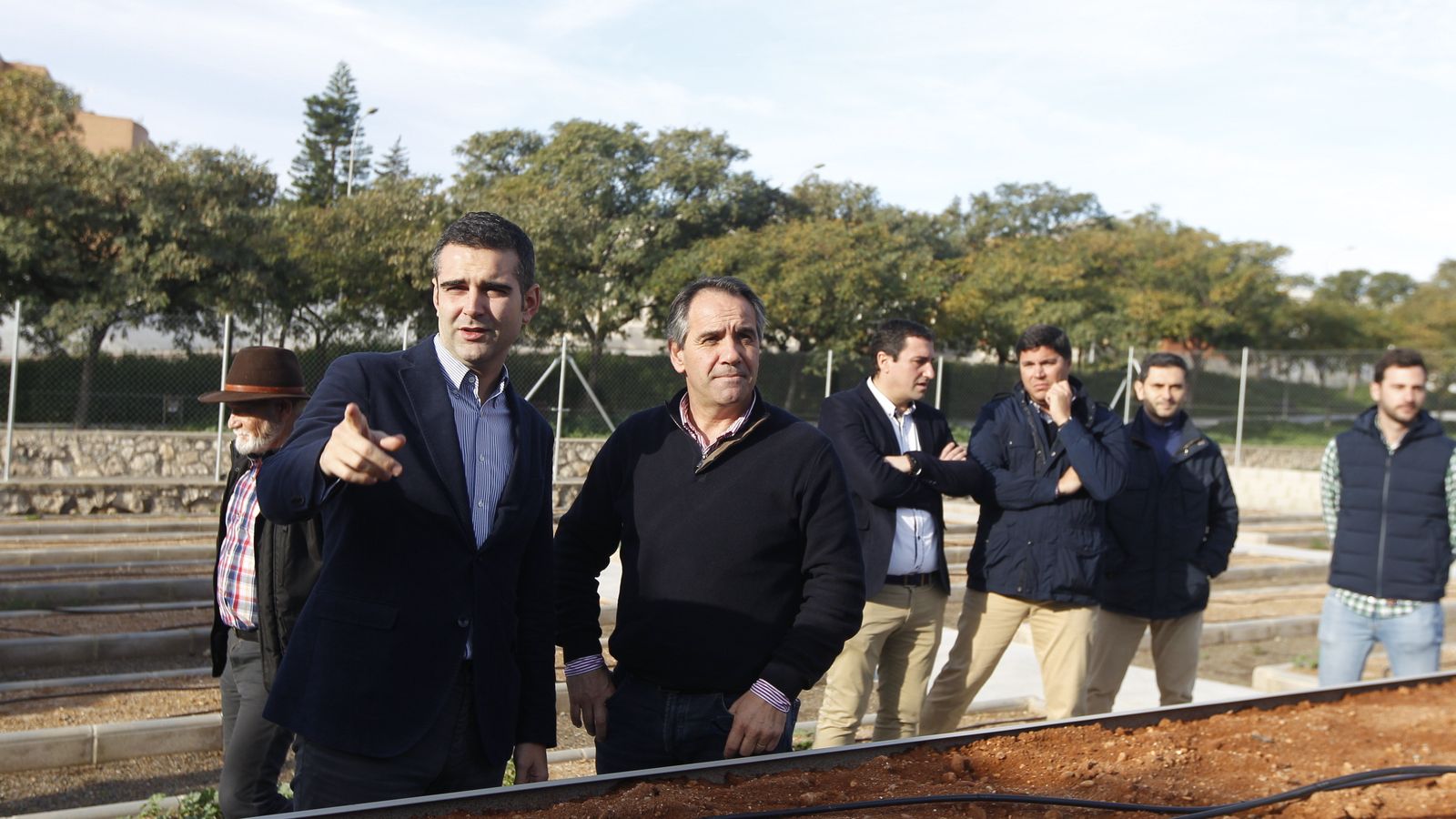 El alcalde y el concejal de Agricultura junto a uno de los parterres del huerto de Araceli