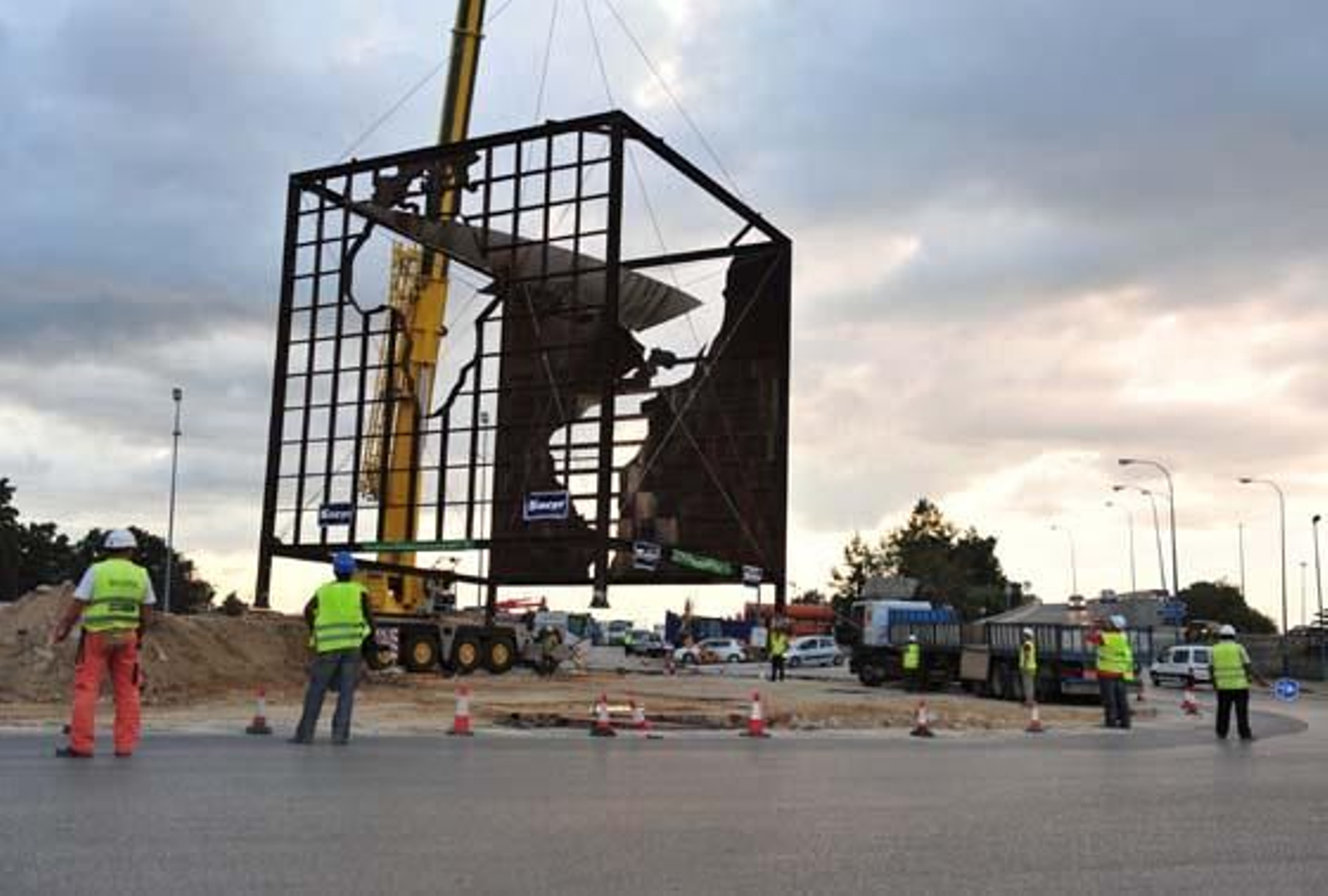 La Fuente Tusquets se mueve para dejar paso al tranvía de la Bahía.   Foto: Elias Pimentel