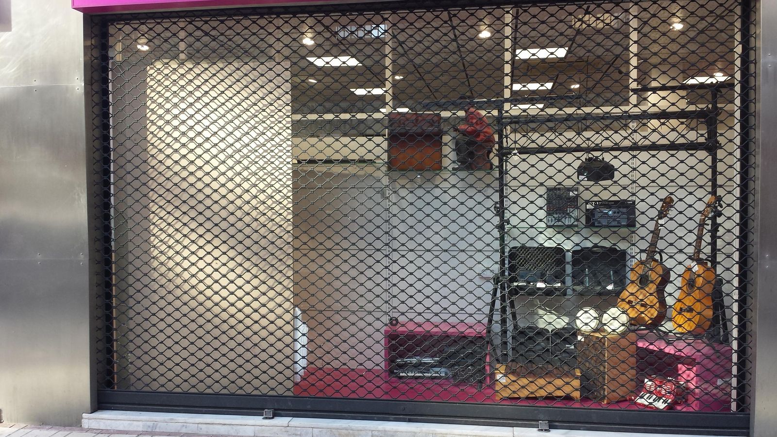 Roban en una tienda frente a la estación