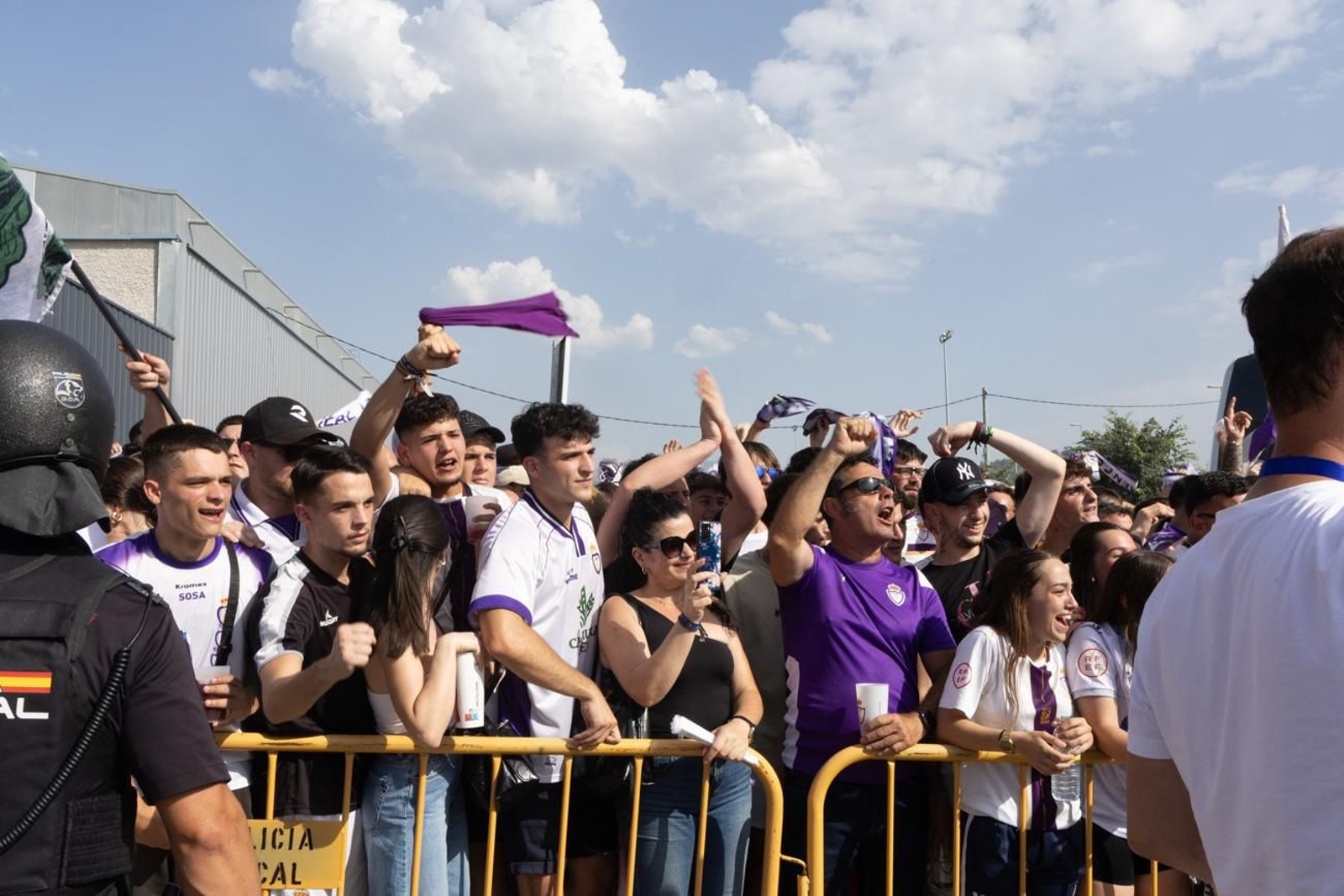 El épico recibimiento de la afición lagarta al Real Jaén, en imágenes