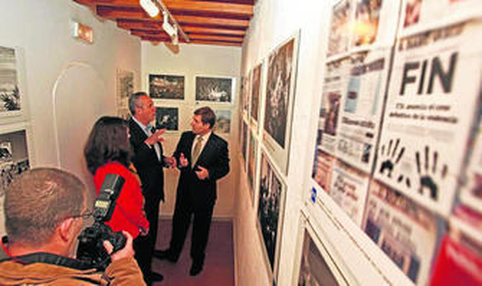 Imagen de la inauguración de la exposición de la Agencia EFE, ayer en la galería Ortega Brú de San Roque.