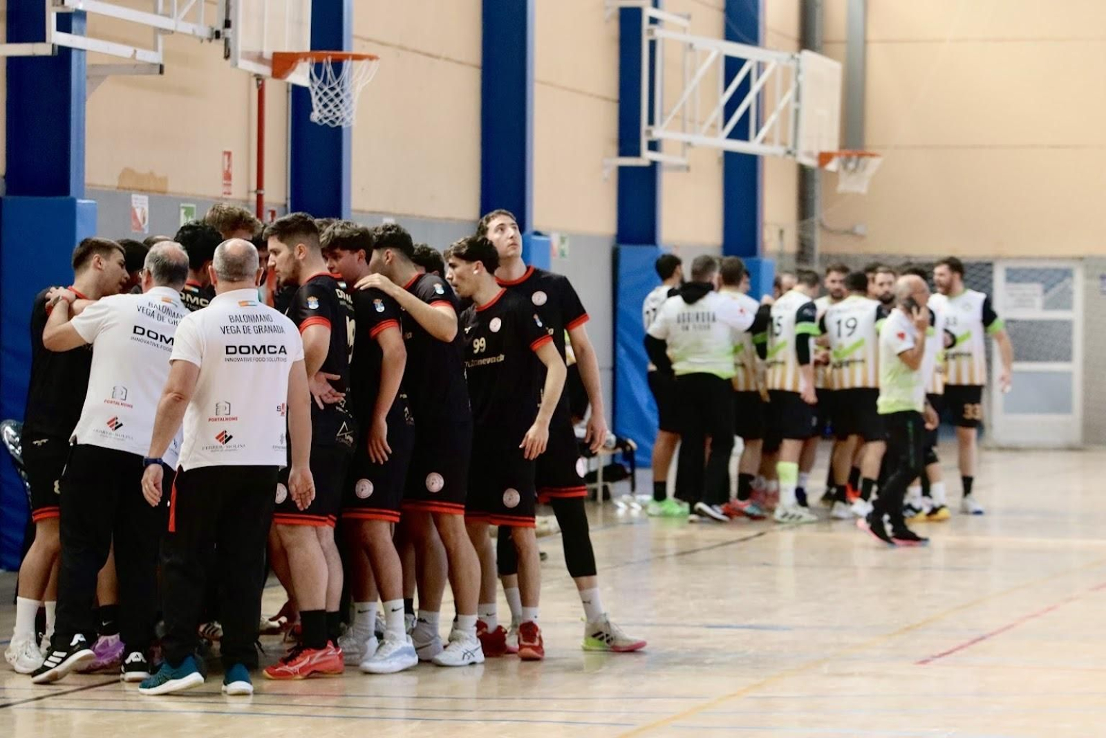 Los jugadores del Vega se reunen durante el último encuentro