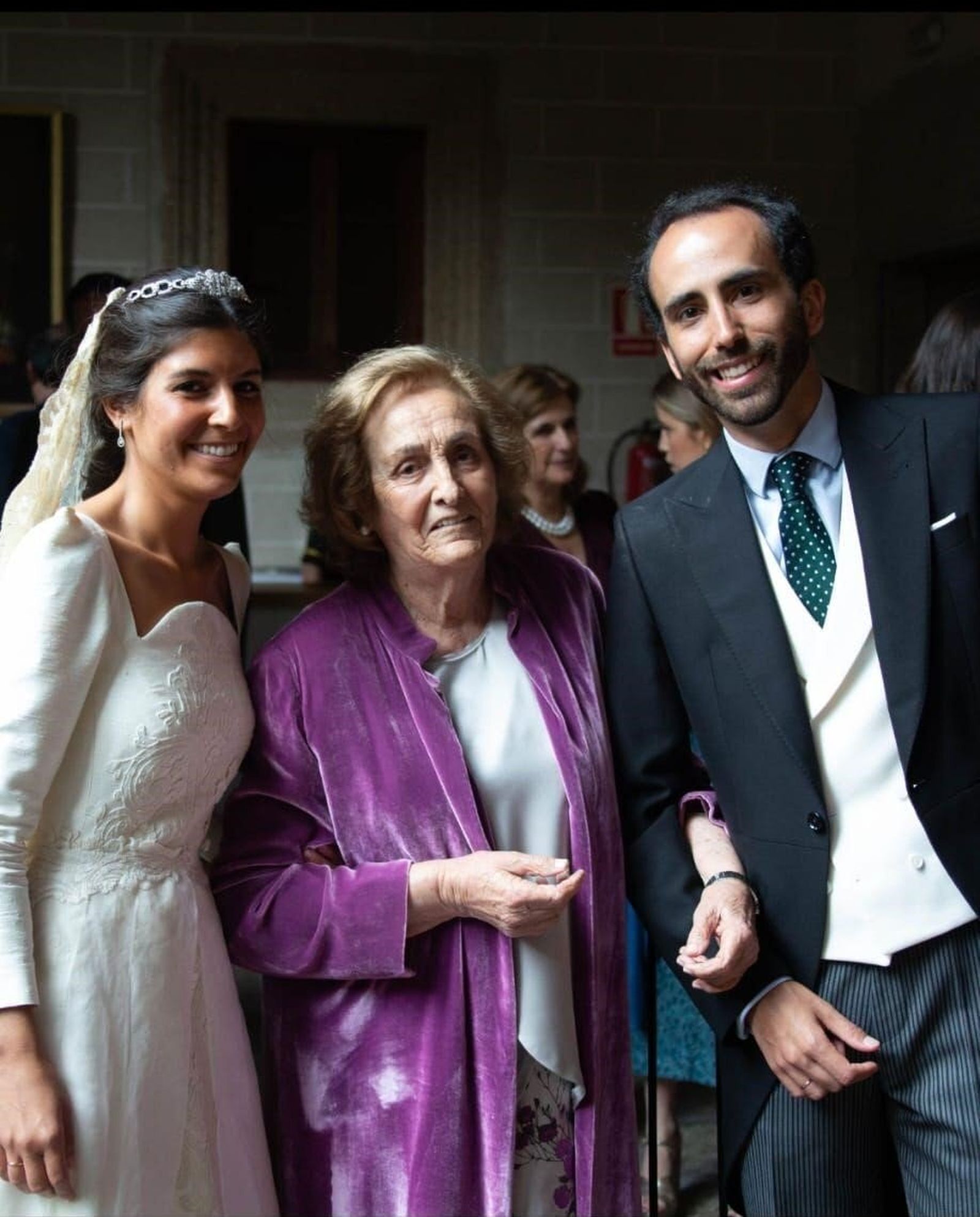 Isabel García-Morales y Joaquín Bohórquez con su abuela Teresa Rivero tras finalizar la ceremonia religiosa.