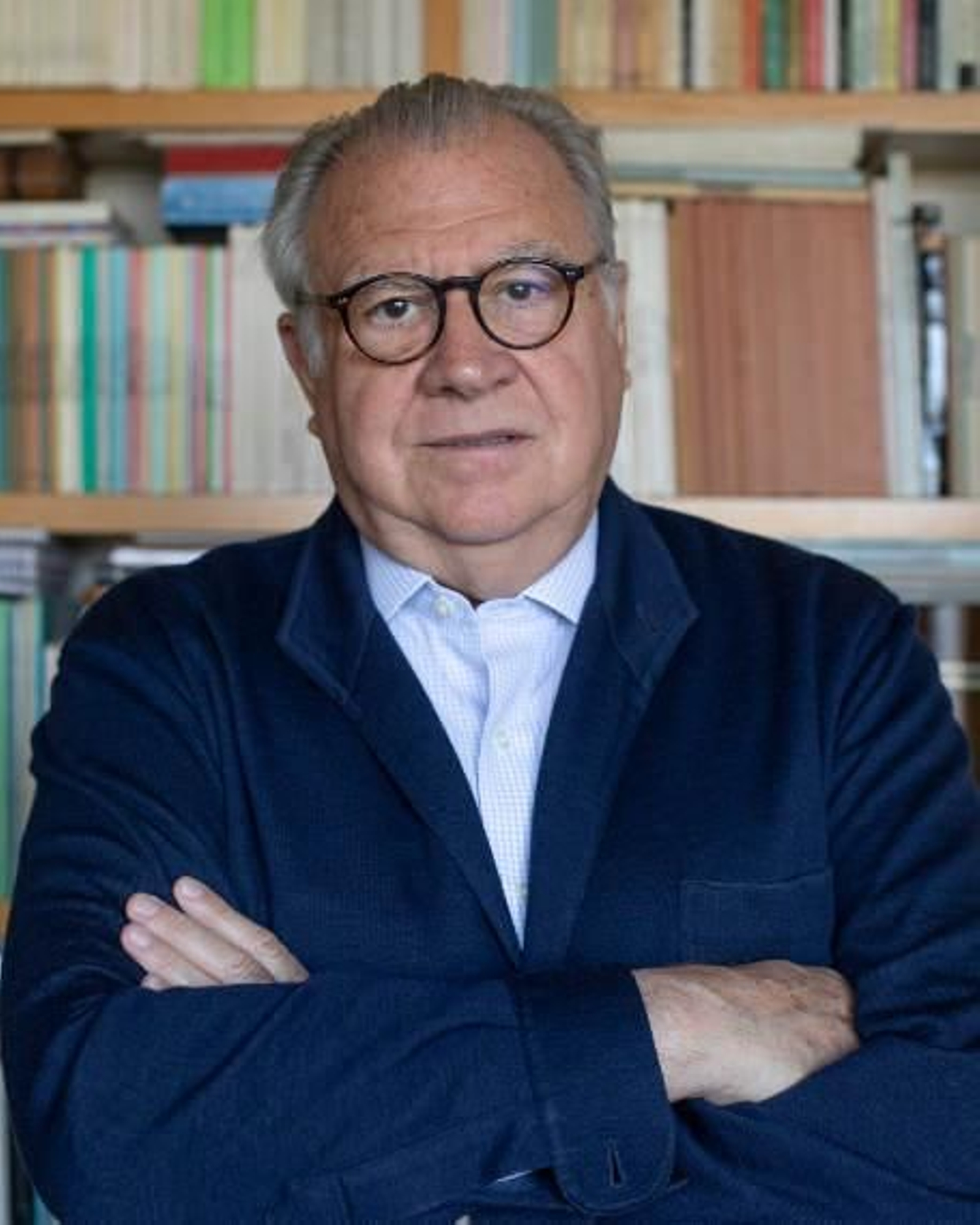 Retrato del poeta Jaime Siles Ruiz, flamante ganador del Premio Lorca de Poesía.