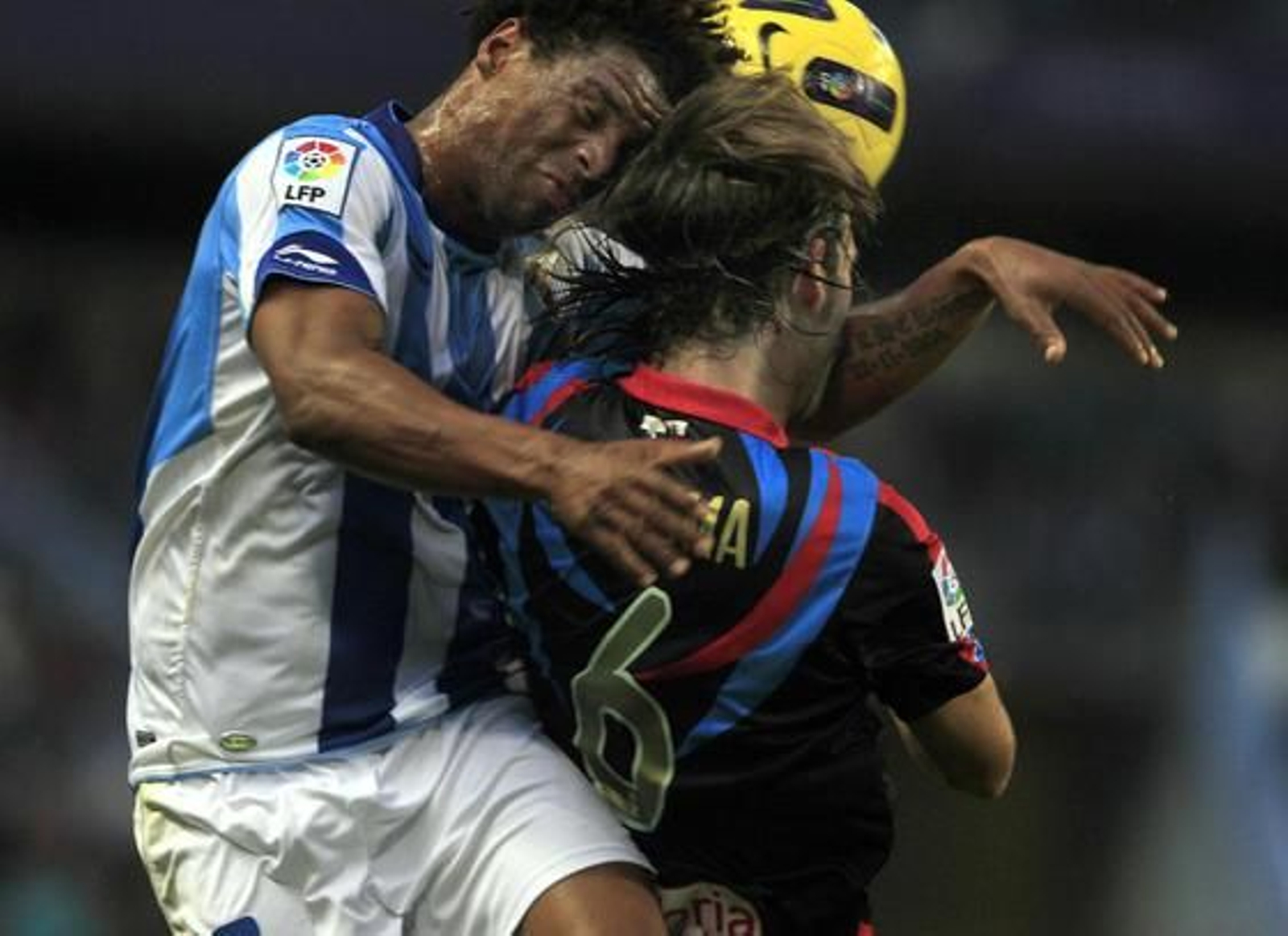 El Málaga recobra el pulso después de golear en casa 4-1 al Racing de Santander. / Sergio Camacho