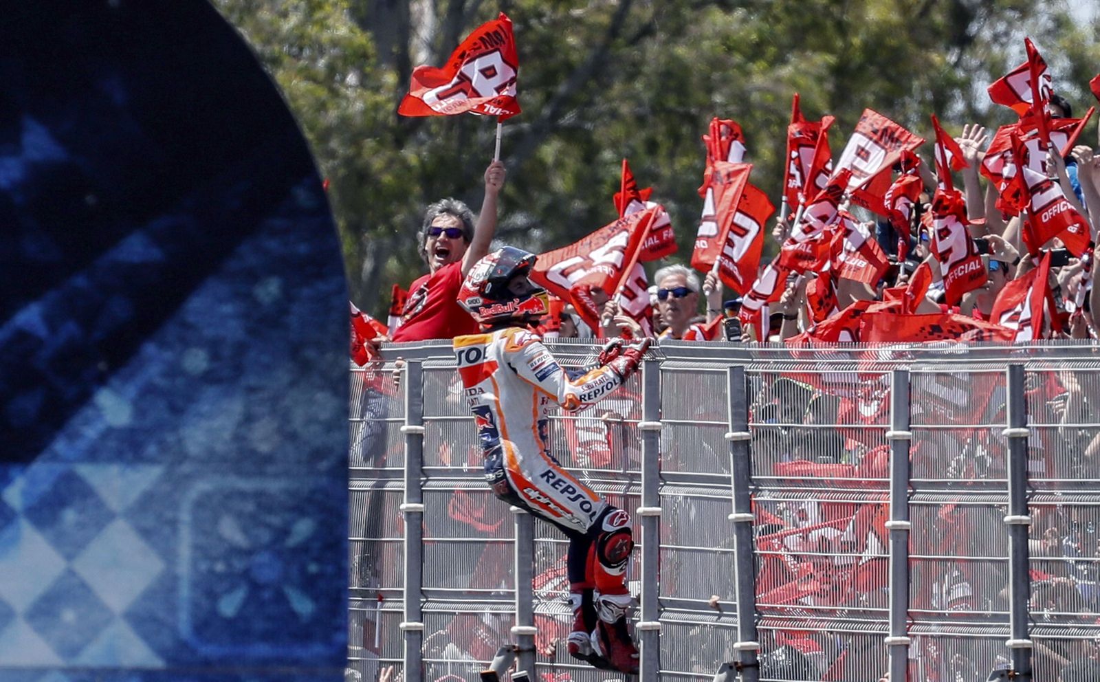 Marc Márquez celebra con sus aficionados su triunfo en MotoGP en el Circuito de Jerez.