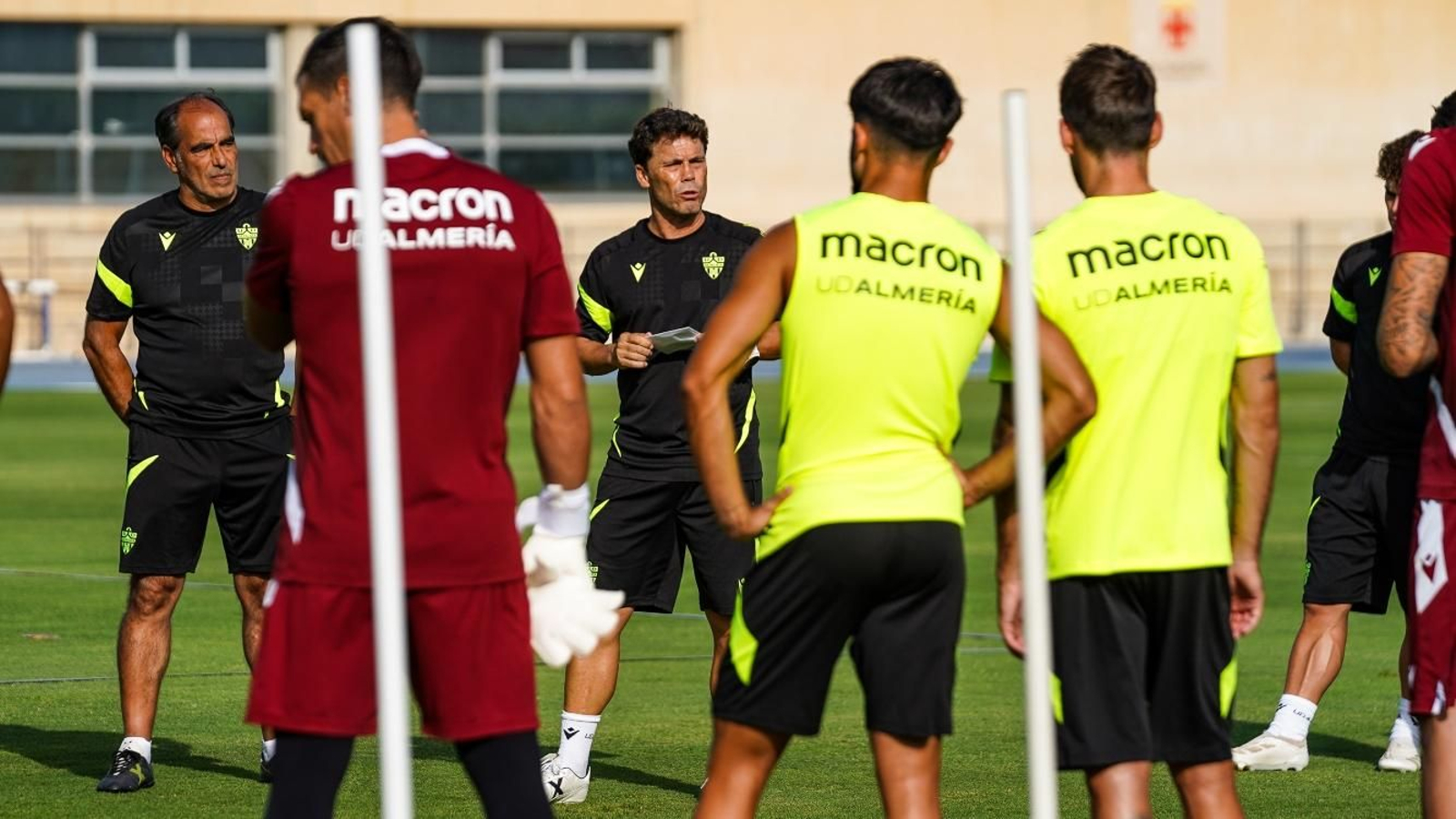 El preparador rojiblanco se dirige al grupo en una de las sesiones de la semana.