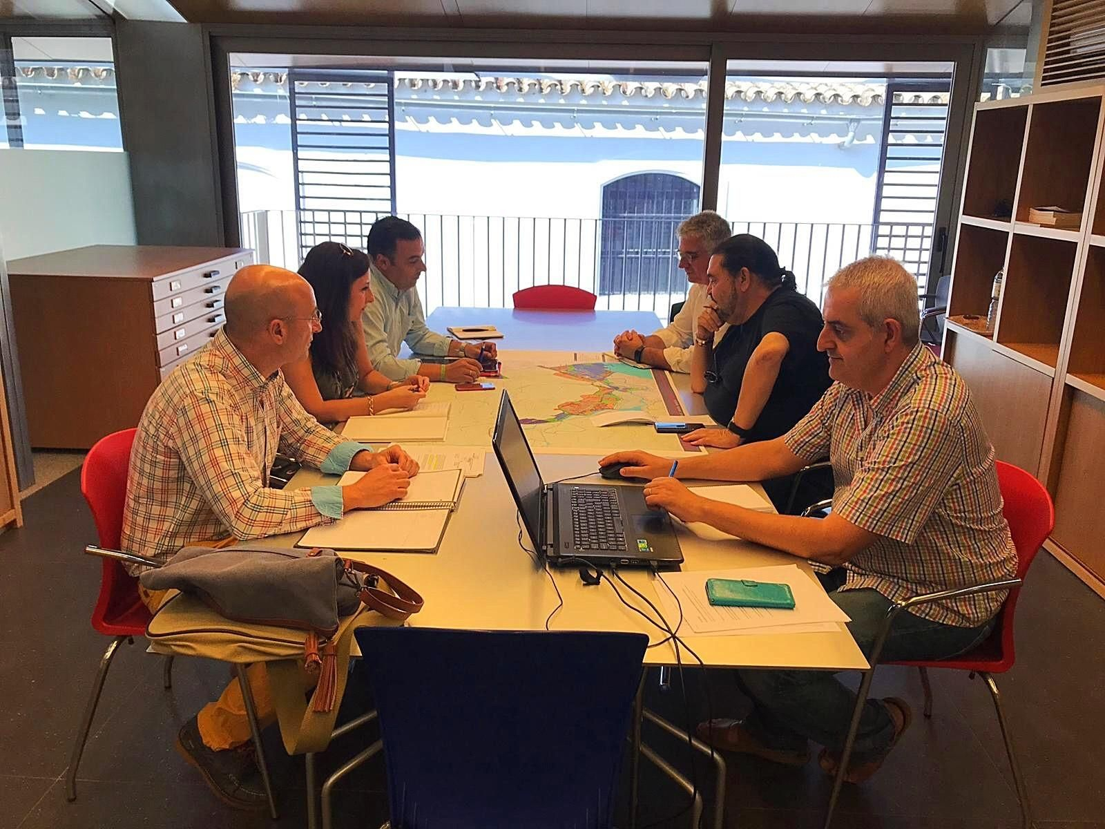 El concejal de Urbanismo, David Gil, junto a los técnicos en una reunión sobre el PGOU.