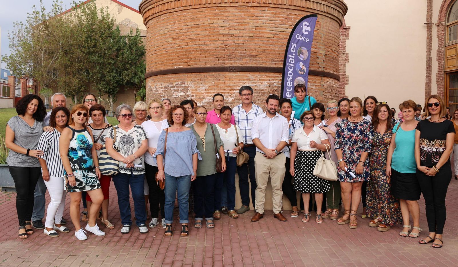 Las profesionales del Servicio de Ayuda a Domicilio con los ediles del Ayuntamiento.