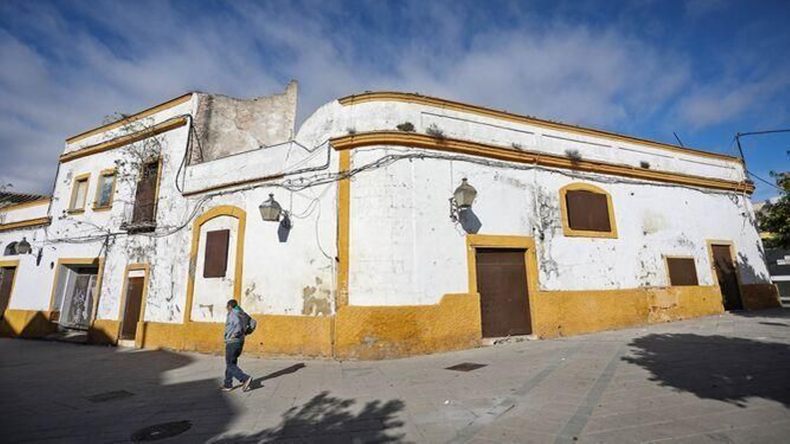 Una de las fincas con salida a la plaza Carbón que se incorporarán al conjunto bodeguero de Cayetano del Pino.