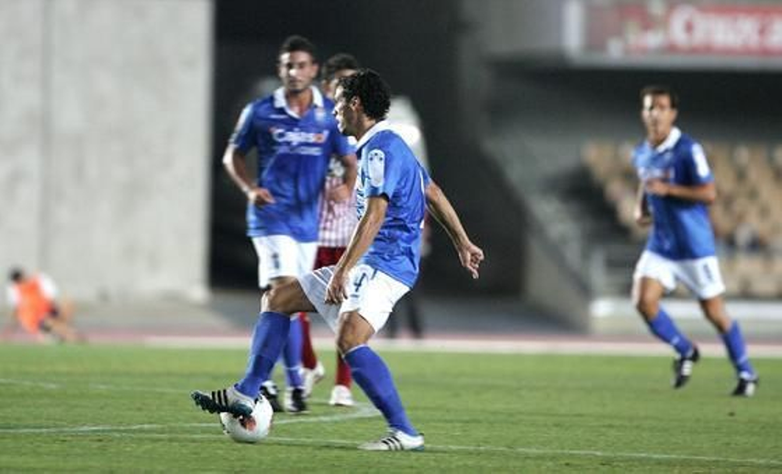 Capi conduce el balón en una imagen del primer tiempo, con Rueda a la expectativa en línea de pase y Bruno Herrero cubriendo las espaldas.

Foto: Pascual