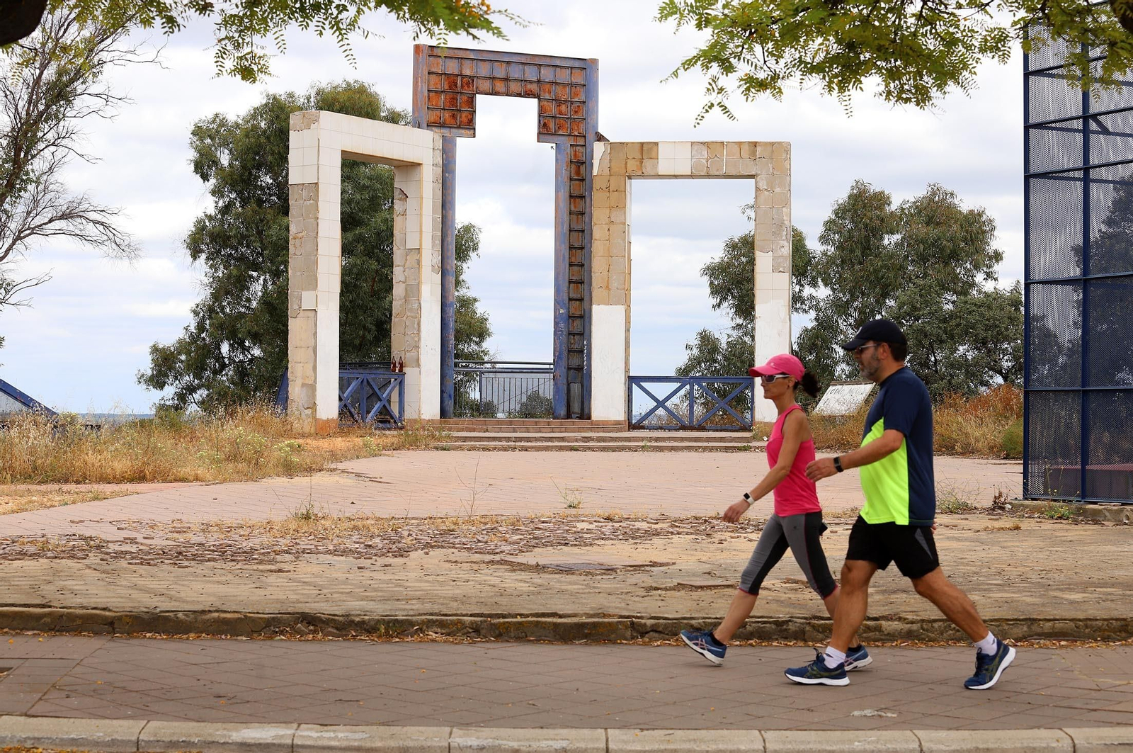 Imágenes de la suciedad, deterioro y abandono de los miradores del Conquero