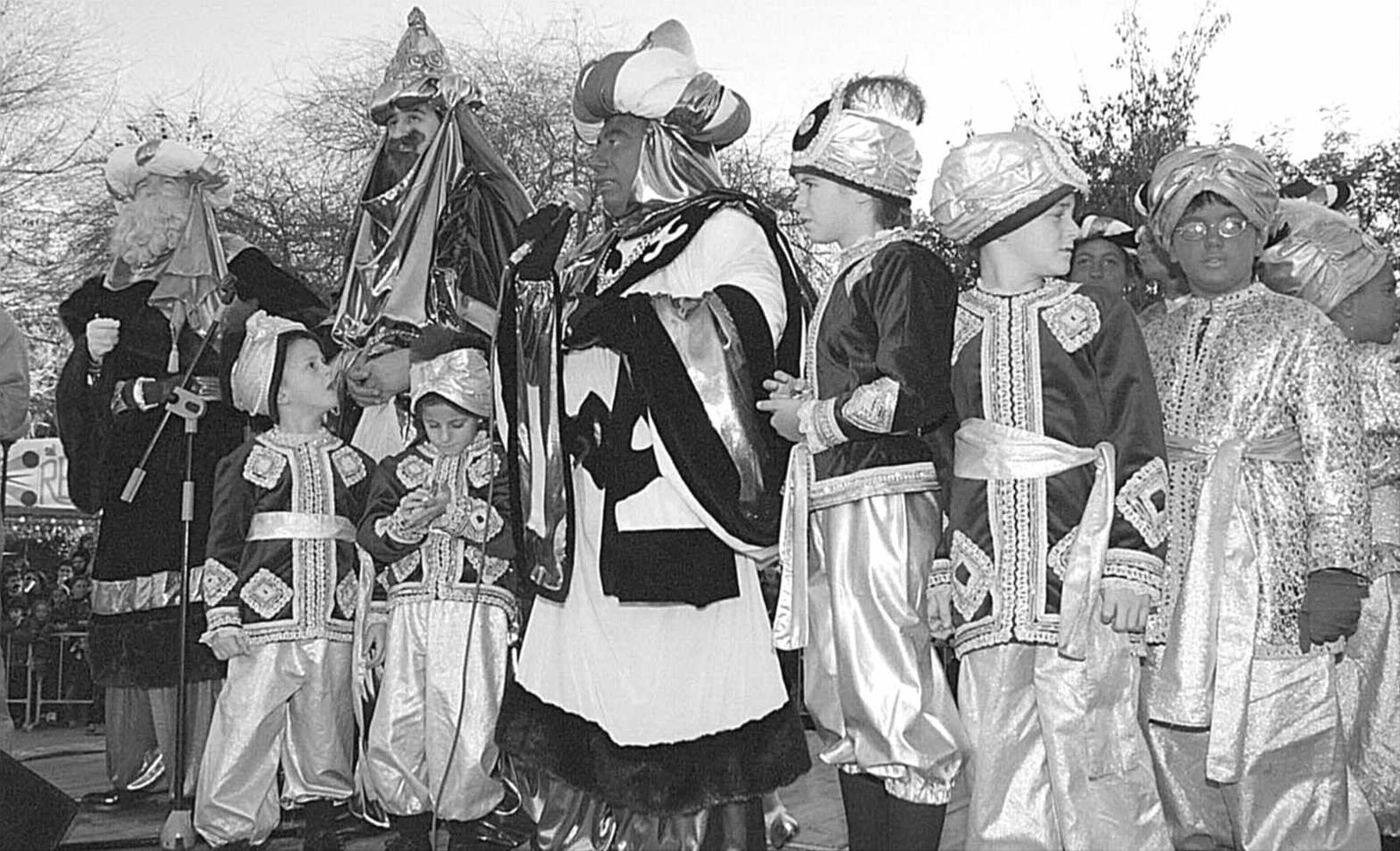 Melchor, Gaspar y Baltasar, en el Parque antes de iniciarse la Cabalgata de la Ilusión de San Fernando en 1999