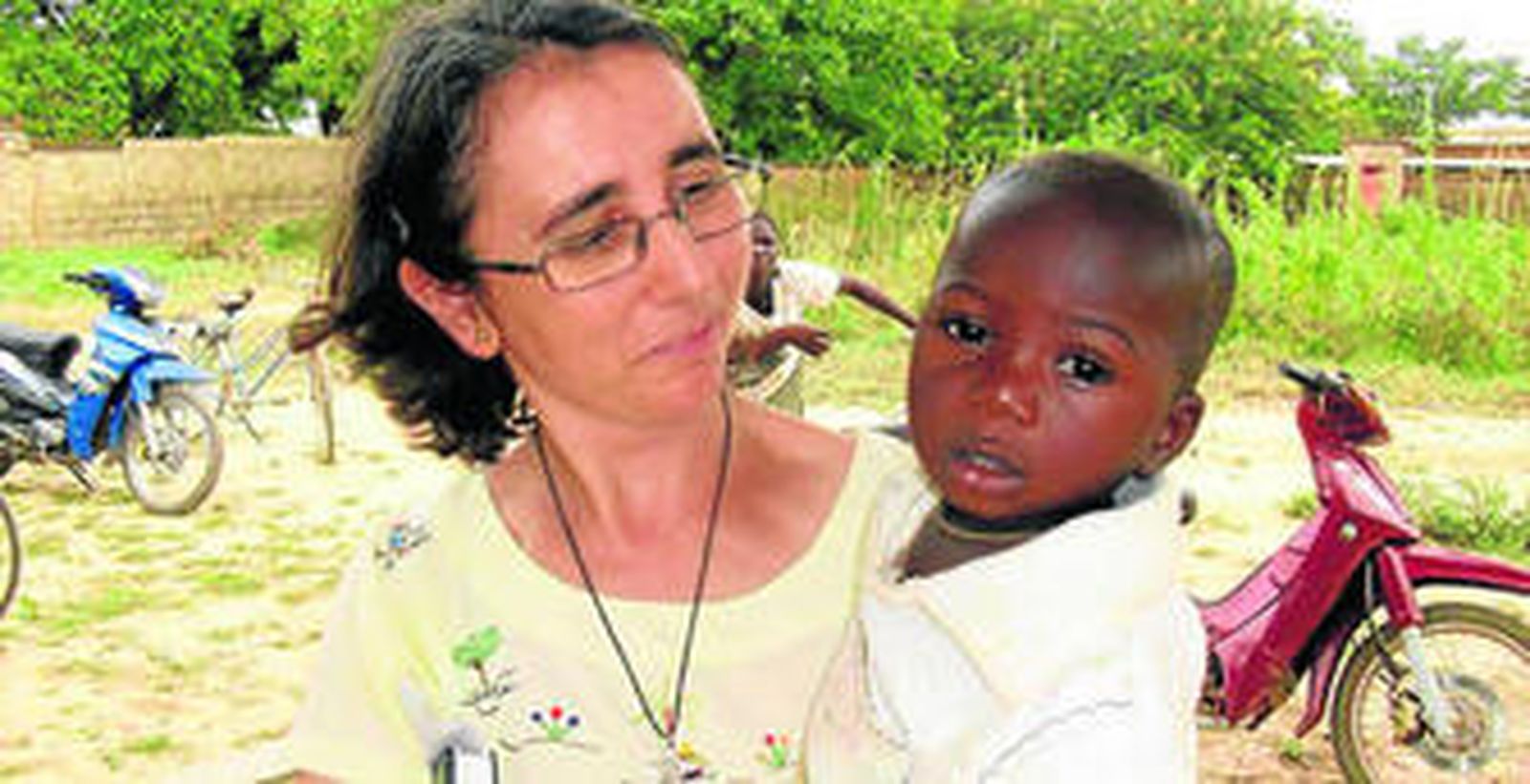 La misionera de Cumbres Mayores, con niños de una pequeña comunidad de Burkina Faso.