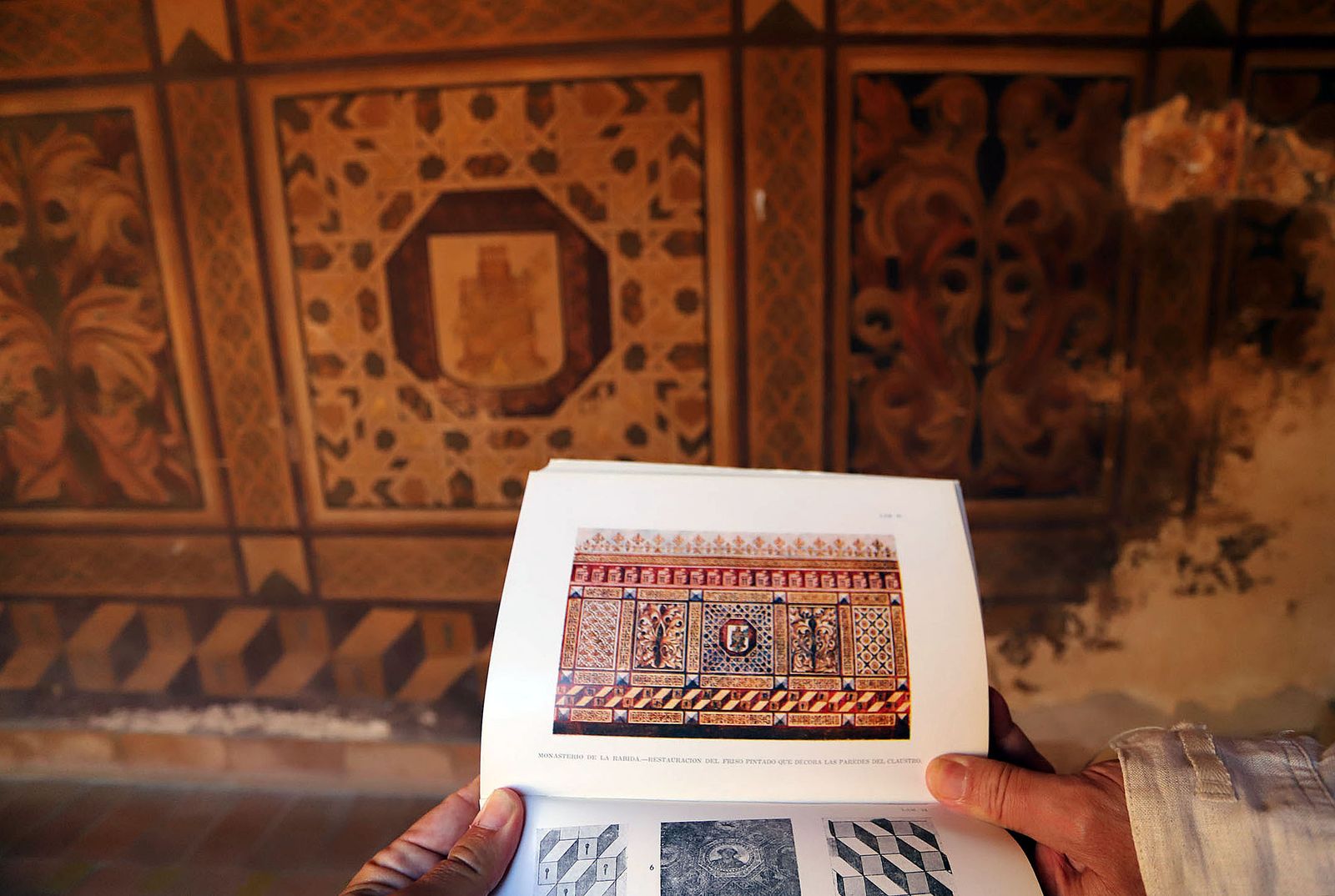 Estado de deterioro en el que se encuentra las pinturas murales del patio mudéjar de La Rábida.