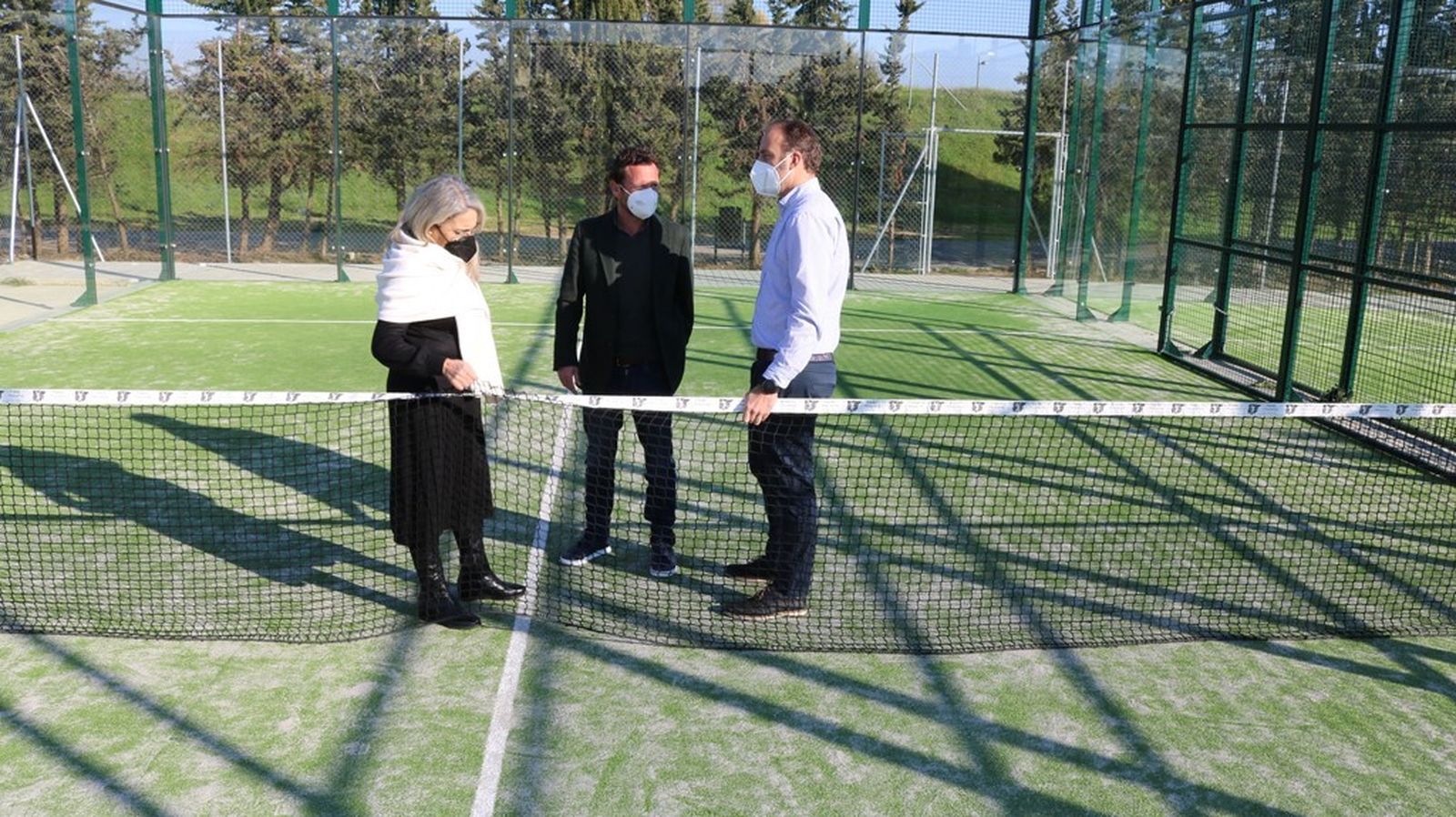 Un momento de la visita de los responsables municipales a las pistas de El Rompido.