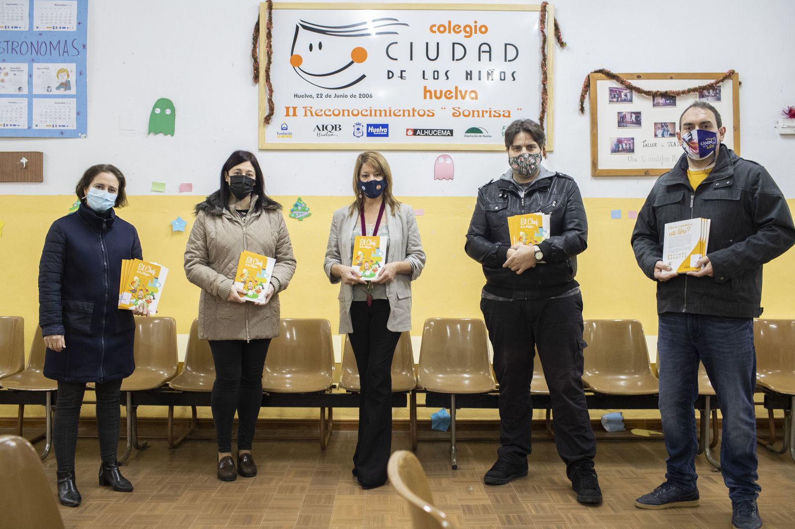 La presidenta del Puerto de Huelva(centro), junto a Xanty Elías y representantes de la Ciudad de los Niños .
