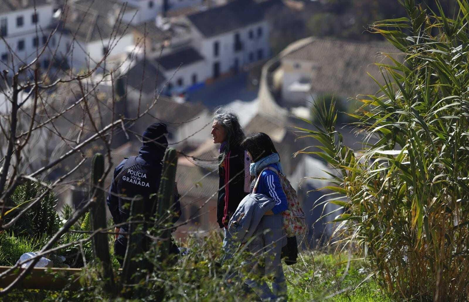 Dos vecinas de la zona pasan frente a un Policía Local en el Cerro de San Miguel Dos vecinas de la zona pasan frente a un Policía Local en el Cerro de San Miguel