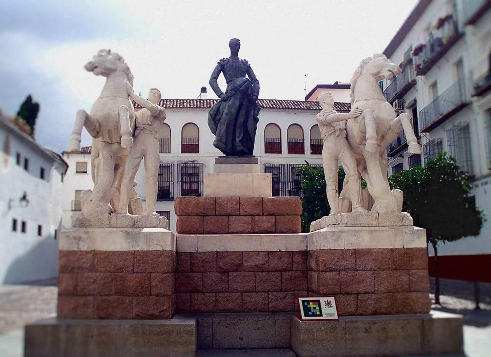 Monumento a Manolete con uno de los códigos de la aplicación Navilens.
