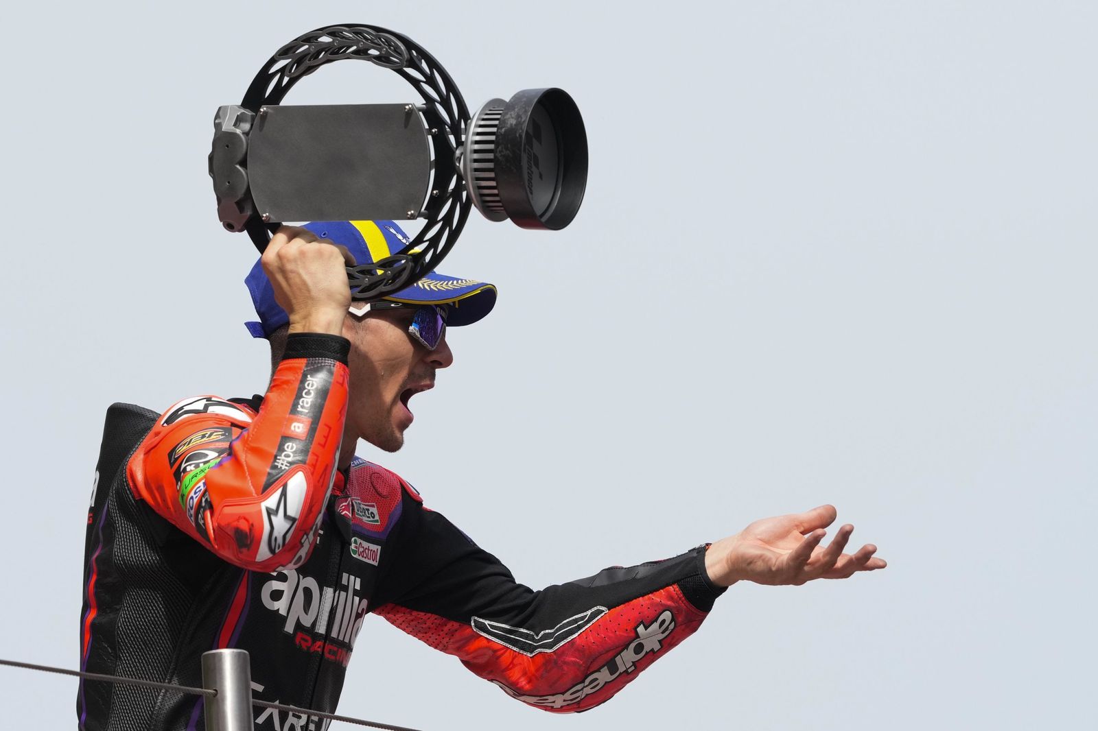 Las cariñosas fotos de Piqué, Clara Chía en el Mundial de Motos en Montmeló