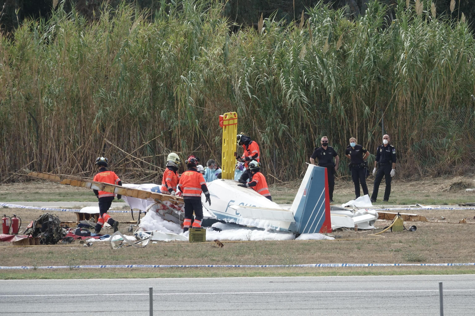 El accidente de una avioneta en Vélez-Málaga, en fotos
