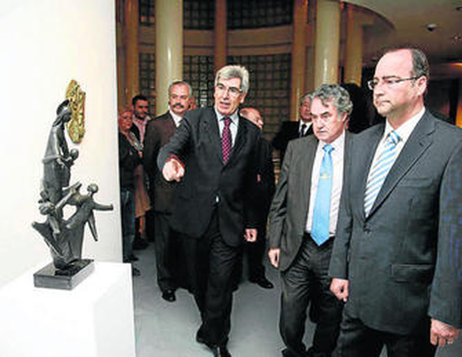 Rodríguez Comendador contemplando una escultura de Campillo.