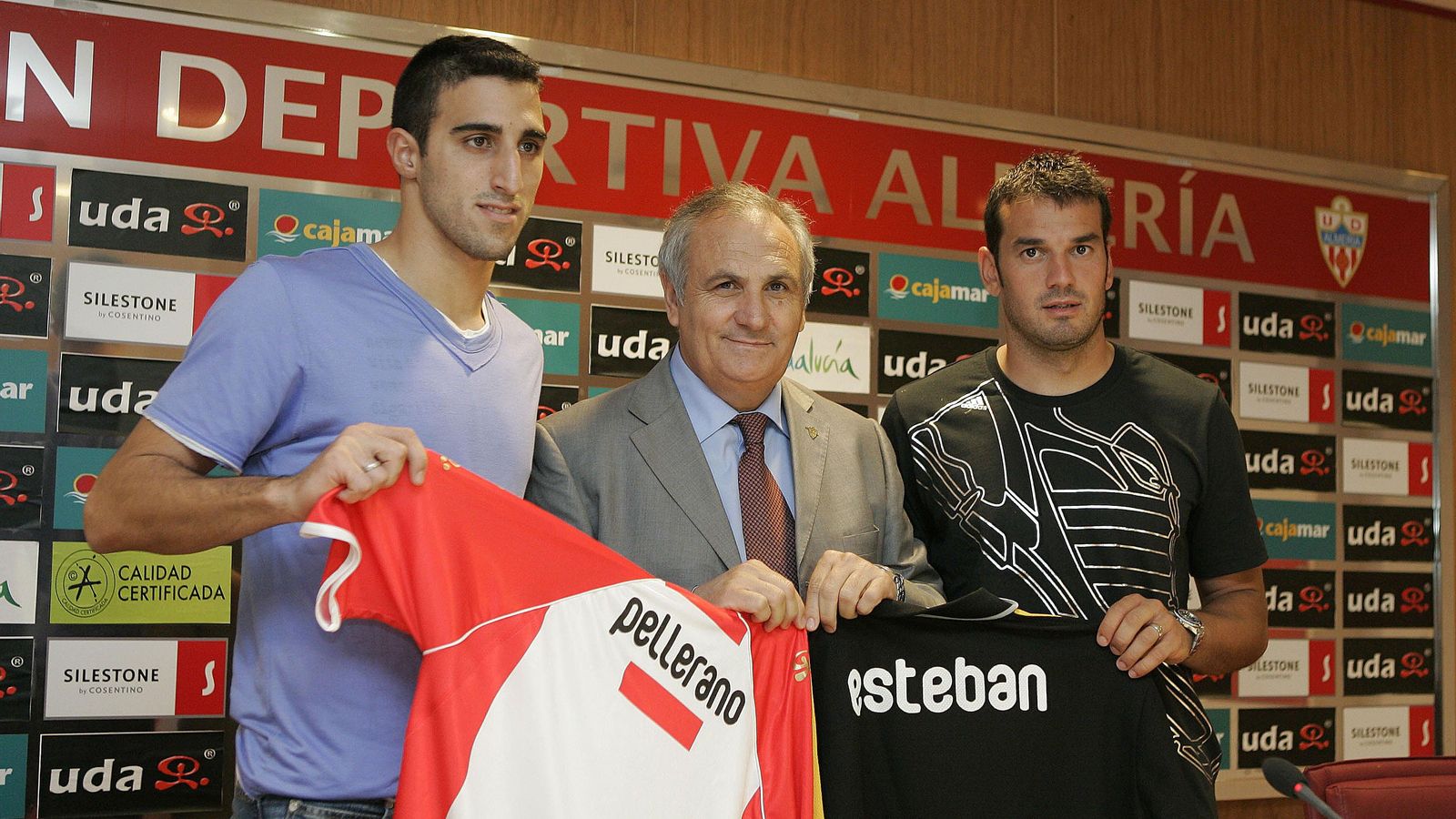 Esteban junto a Alfonso García y Pellerano el día que firmó como rojiblanco