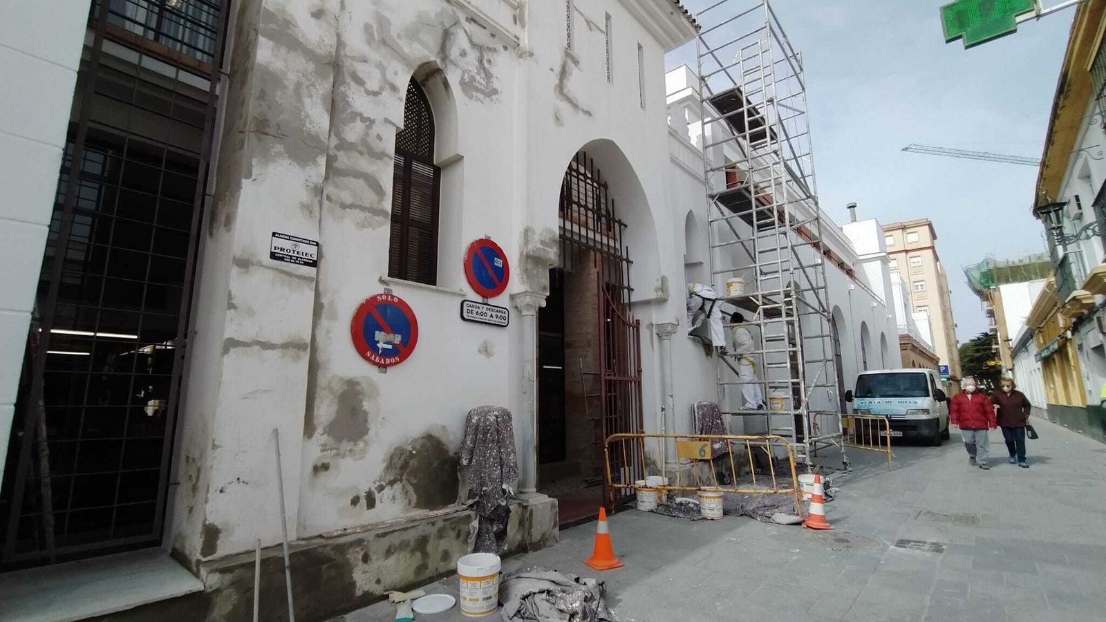 Trabajos de repintado de la fachada del Mercado Central.