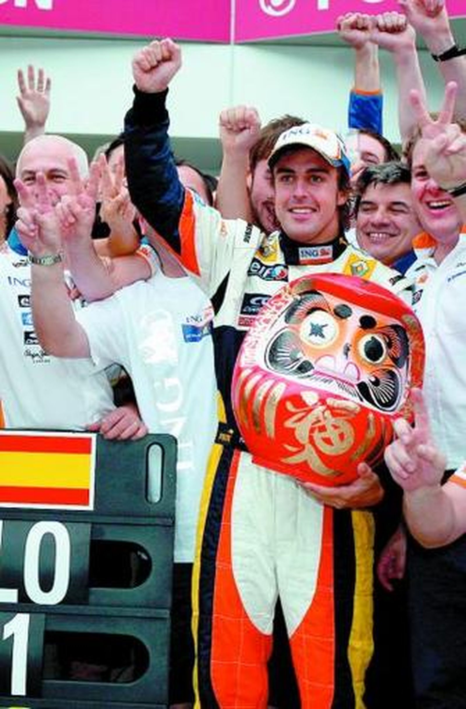 Alonso celebró por todo lo alto su triunfo en Japón.