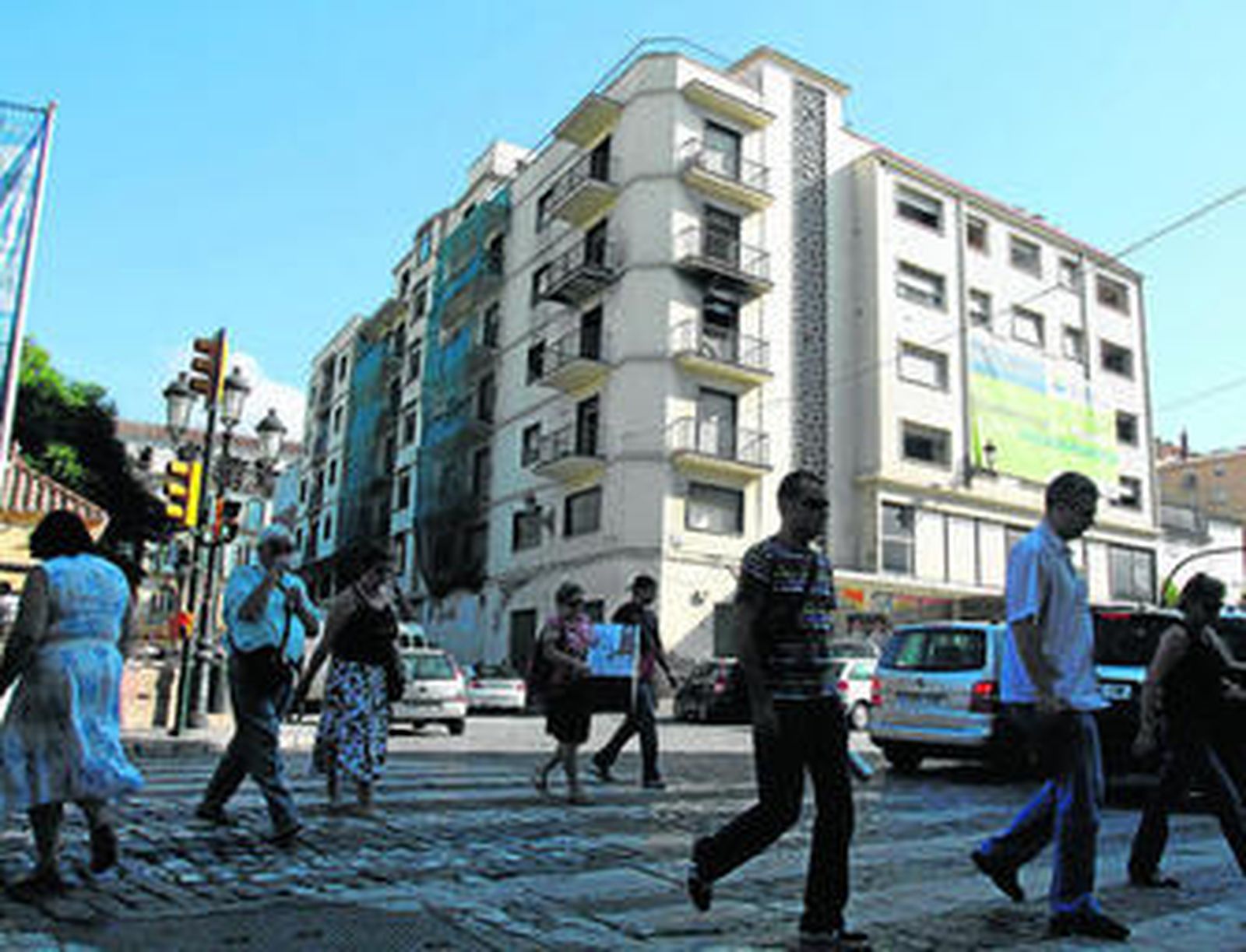 Imagen de la manzana ocupada por los antiguos cines Astoria y Victoria, en la Plaza de la Merced.