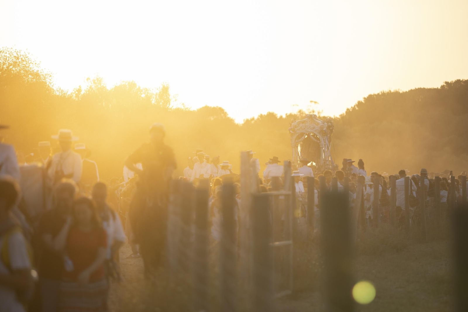 El Rocío 2023: Imágenes de la entrada de la Hermandad de Huelva en El Rocío