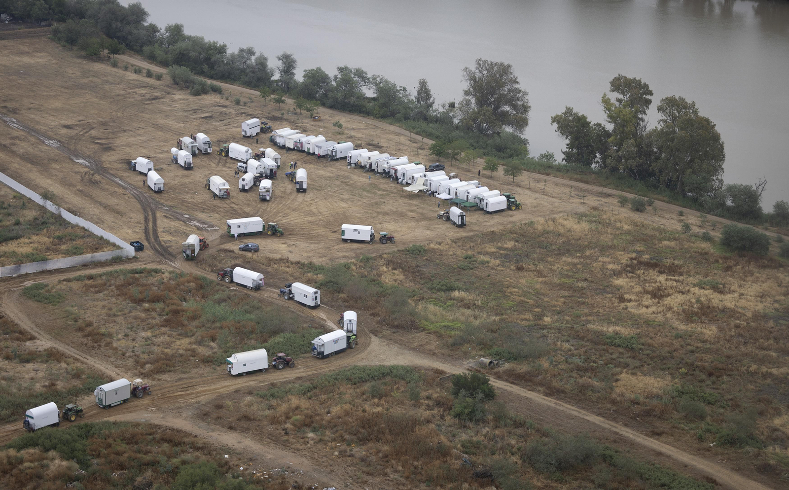 Las impresionantes fotos del camino del Rocío, desde el helicóptero de la Guardia Civil