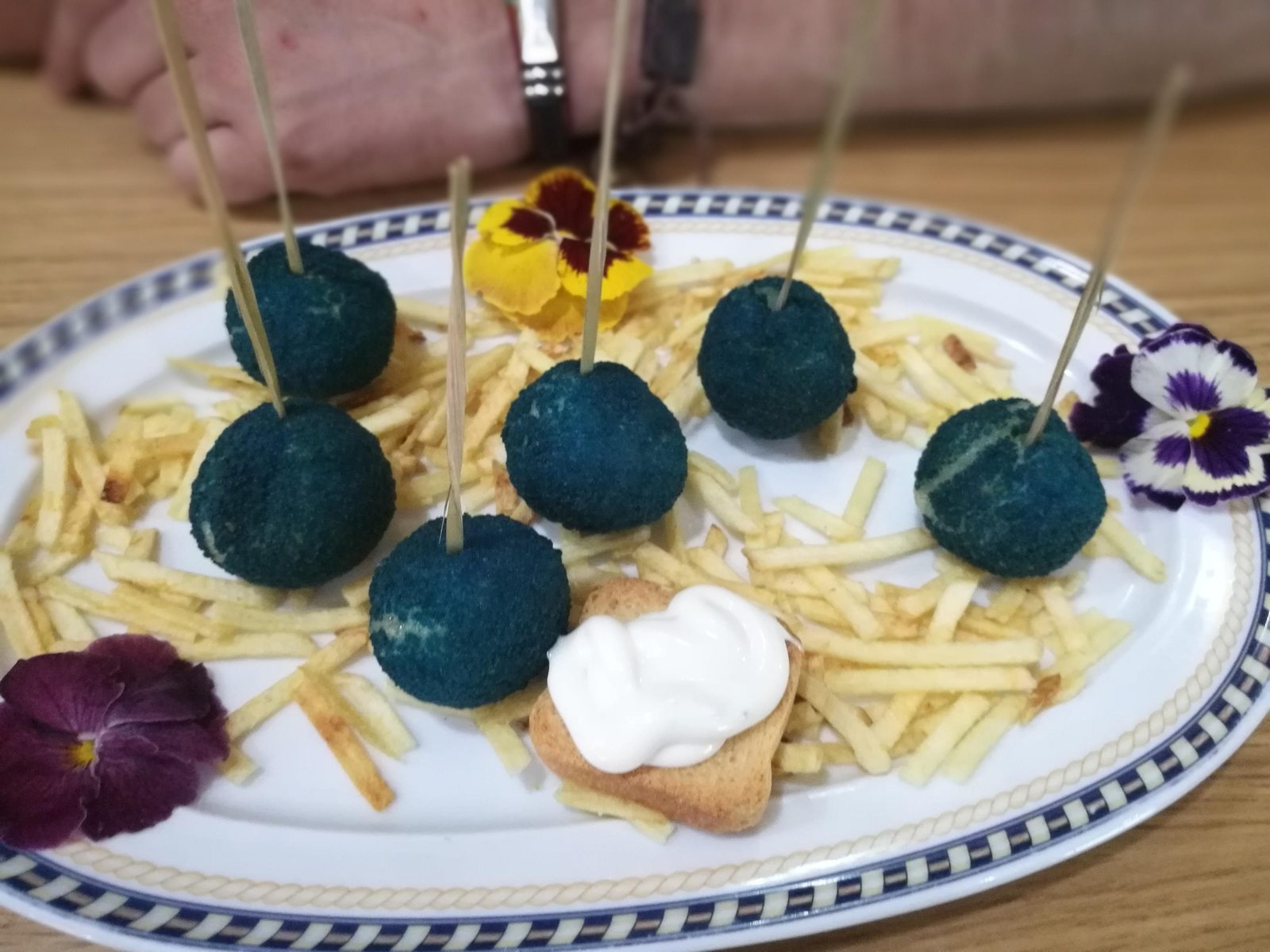 Las croquetas de gin tonic tienen un característico color azul.