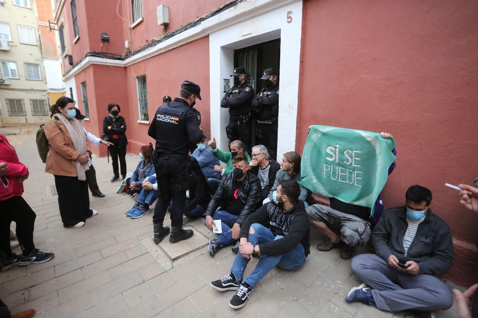 Agentes de la policía negocian con los manifestantes que se postraban en el portal de la familia en Santa Julia.
