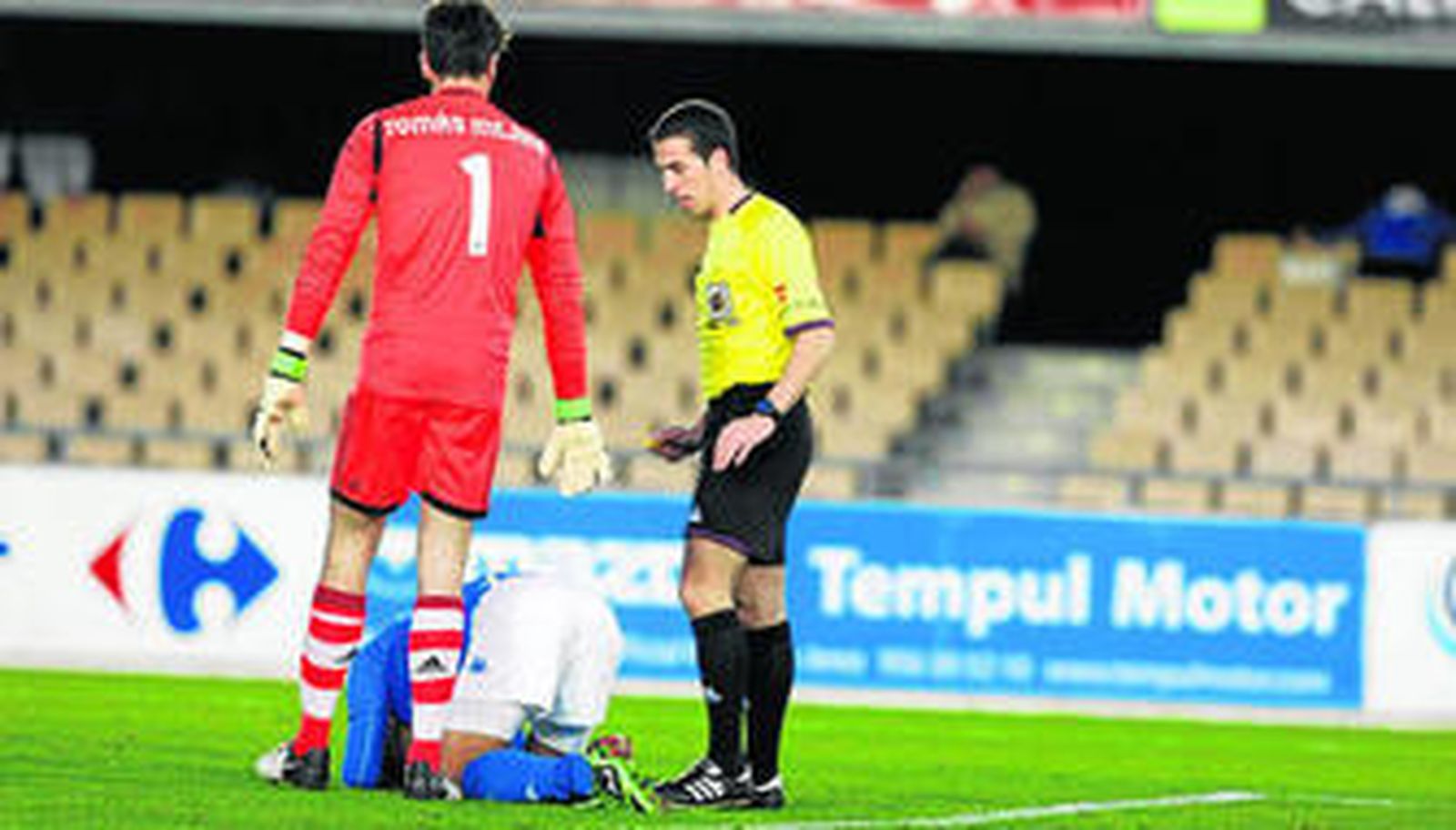 José Vega lamenta una oportunidad fallada el sábado junto al guardameta Tomás Mejías y en presencia del nefasto Pérez Pallás.