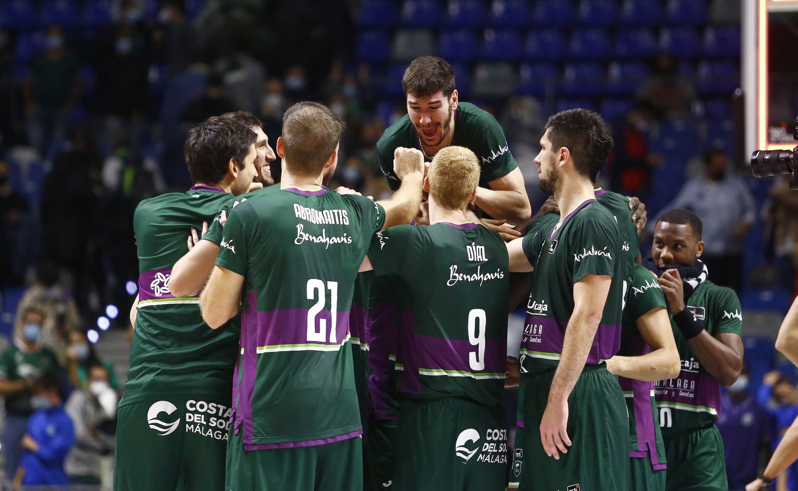 Brizuela celebra con el resto de jugadores.