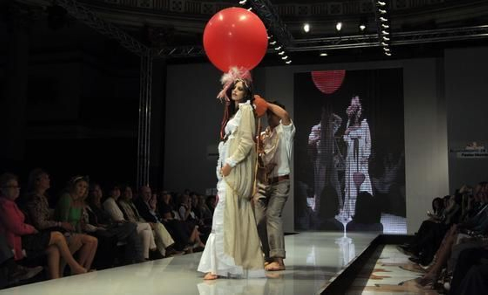 Desfile inaugural de la semana de la moda de Sevilla. 

Foto: Manuel Gómez
