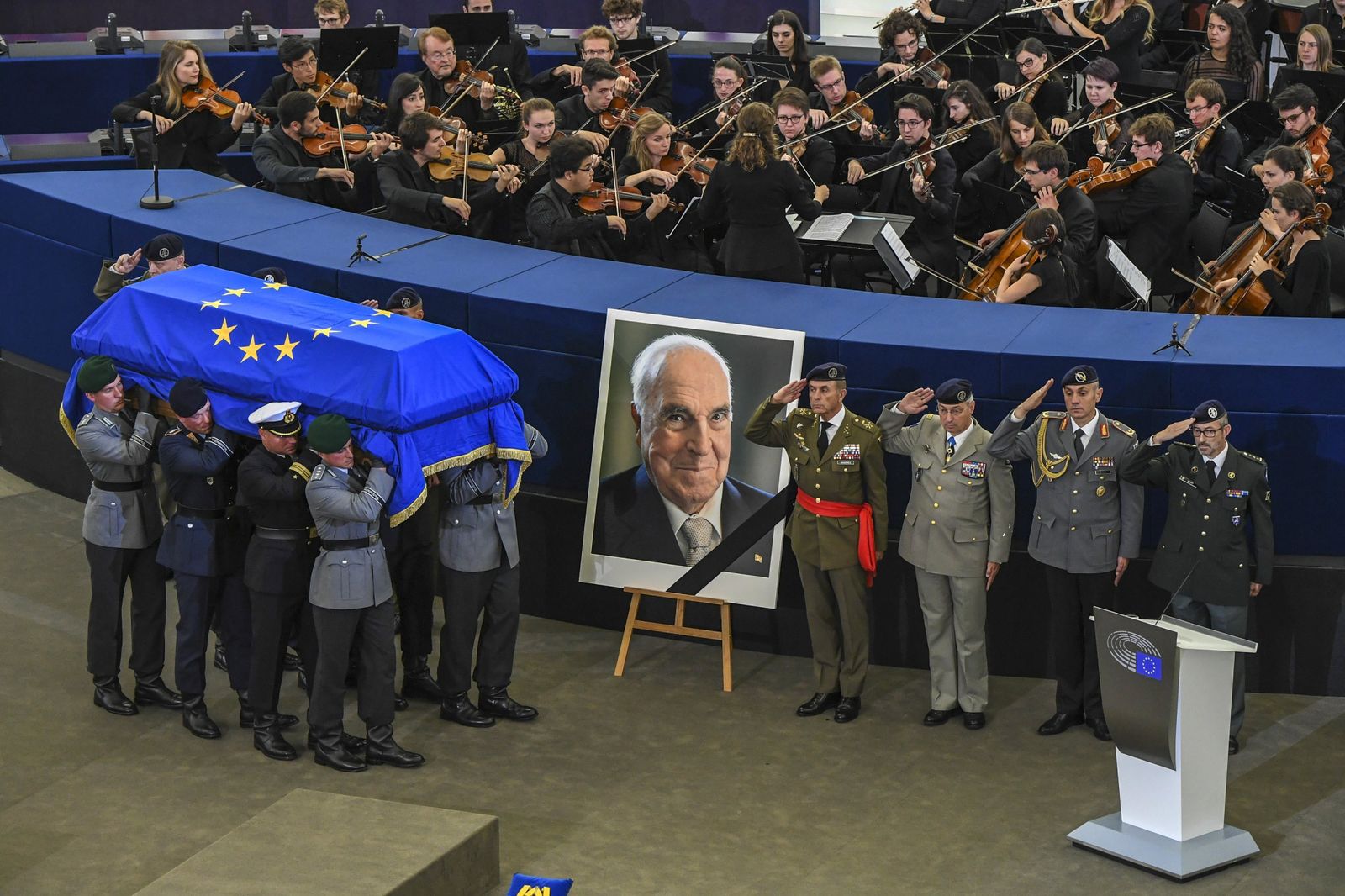 El féretro de Helmot Kohl a su llegada al Parlamento Europeo.