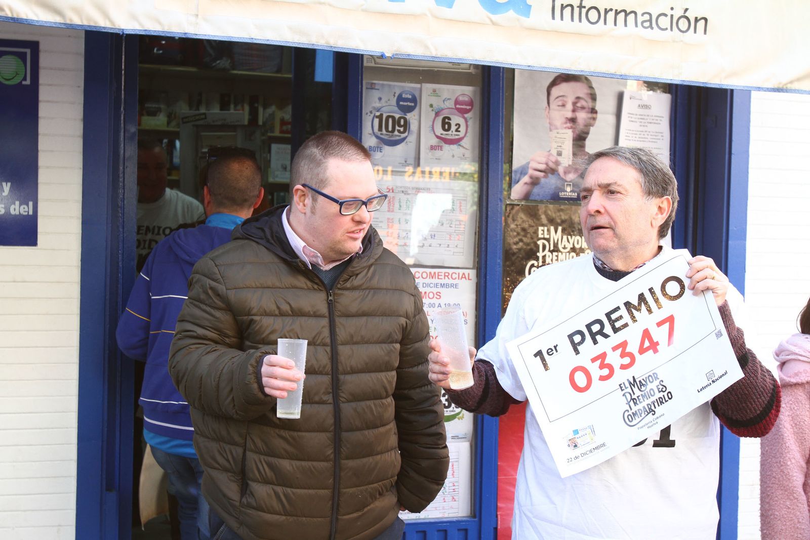 Alegría en Huelva tras tocar por primera vez el gordo en la capital.