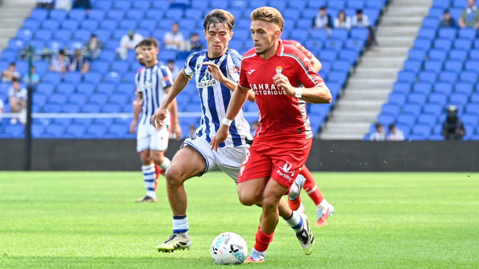 Isma Ruiz controla el balón en presencia de un rival.