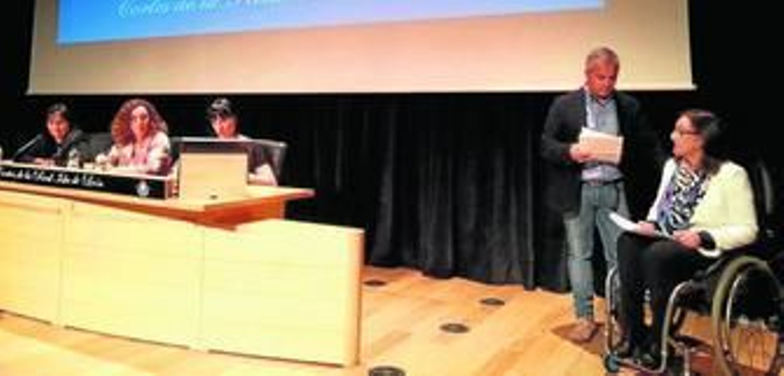 A la derecha los actores de Odisea Teatro, y en la mesa Irene Villa (d.) junto a Moreno Subirana y Malu del Río.